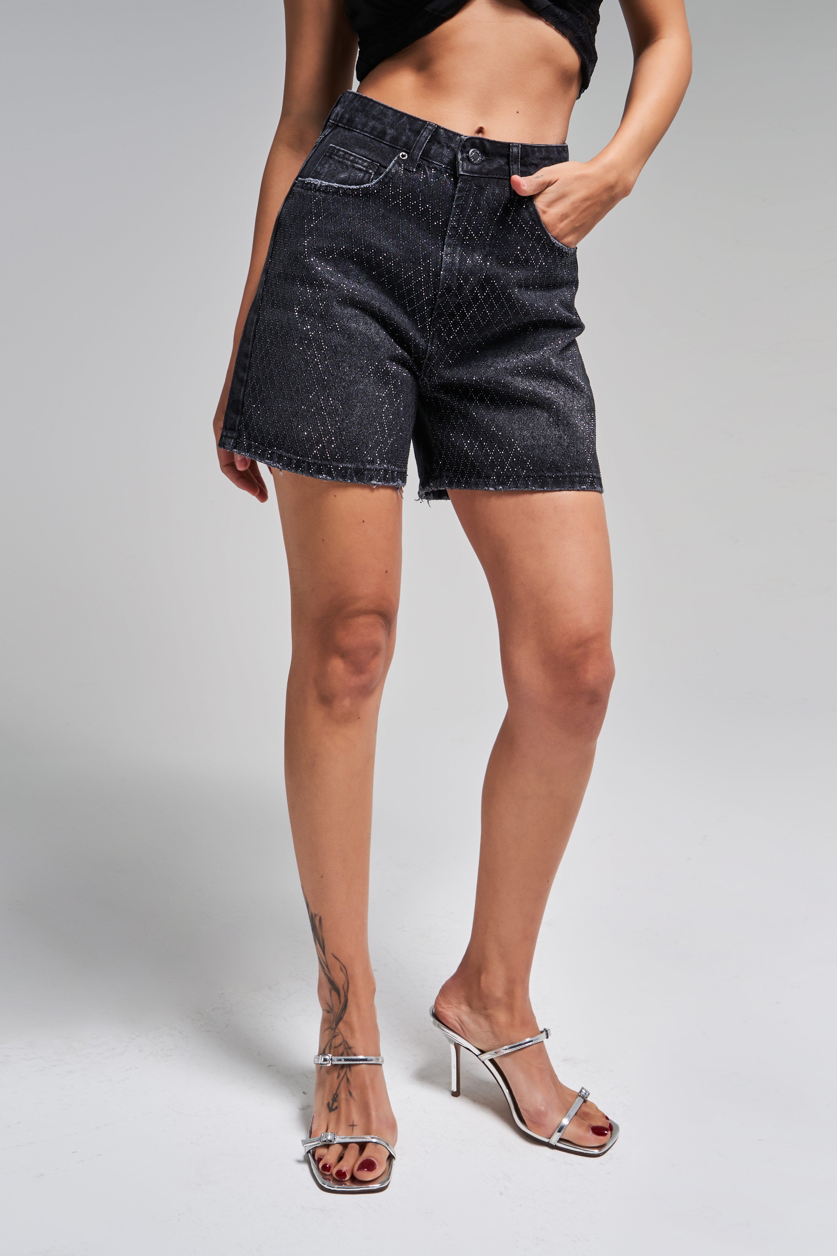 Kadın Koyu Füme Renk T-2S5-1 Parlak Taşlı Mom Fit Midi Boy Tasarım %100 Koton Denim Şort