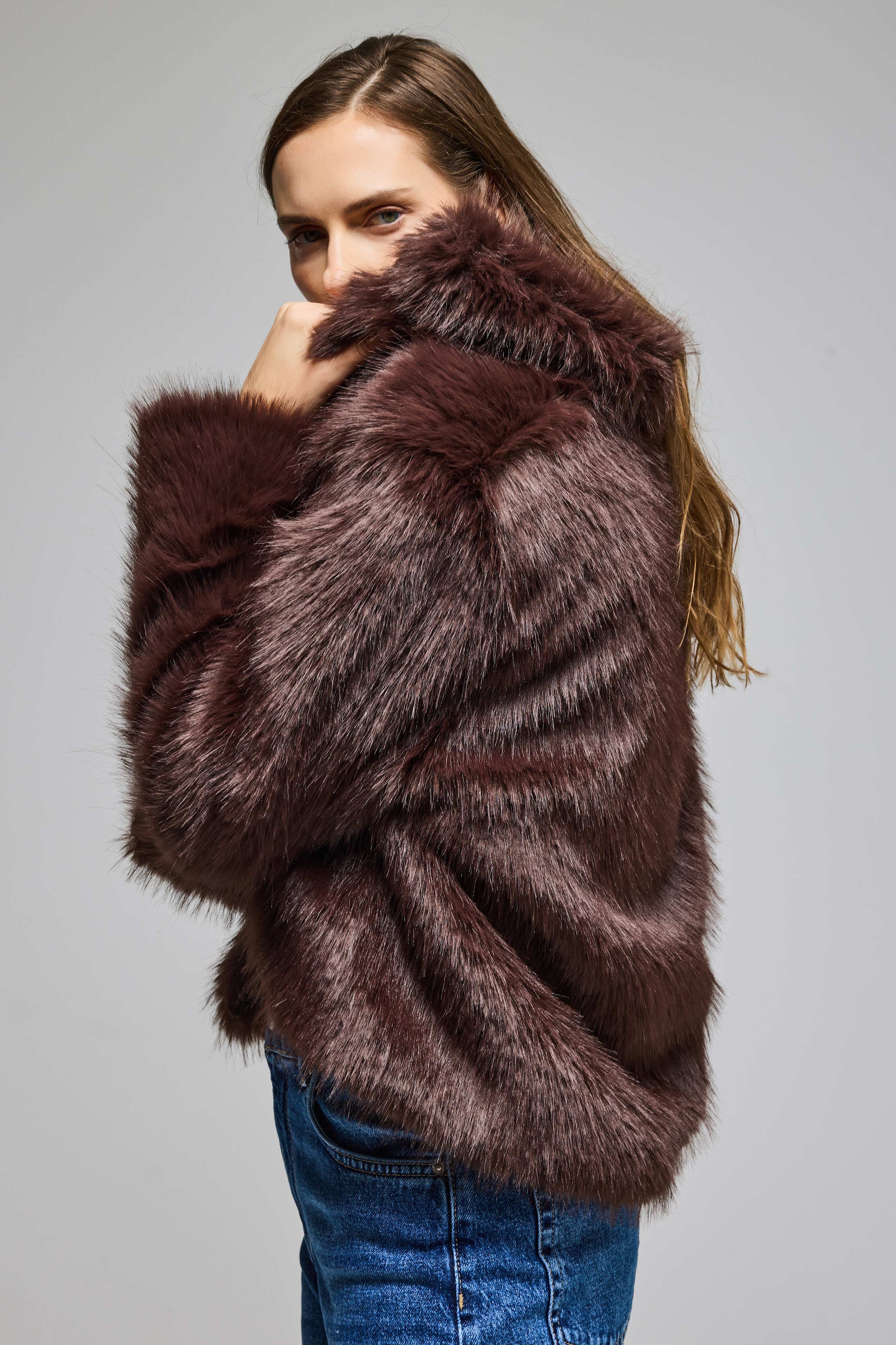 Kadın Koyu Kahve Crop Agraflı İçi Astarlı Peluşlu Kürk Mont