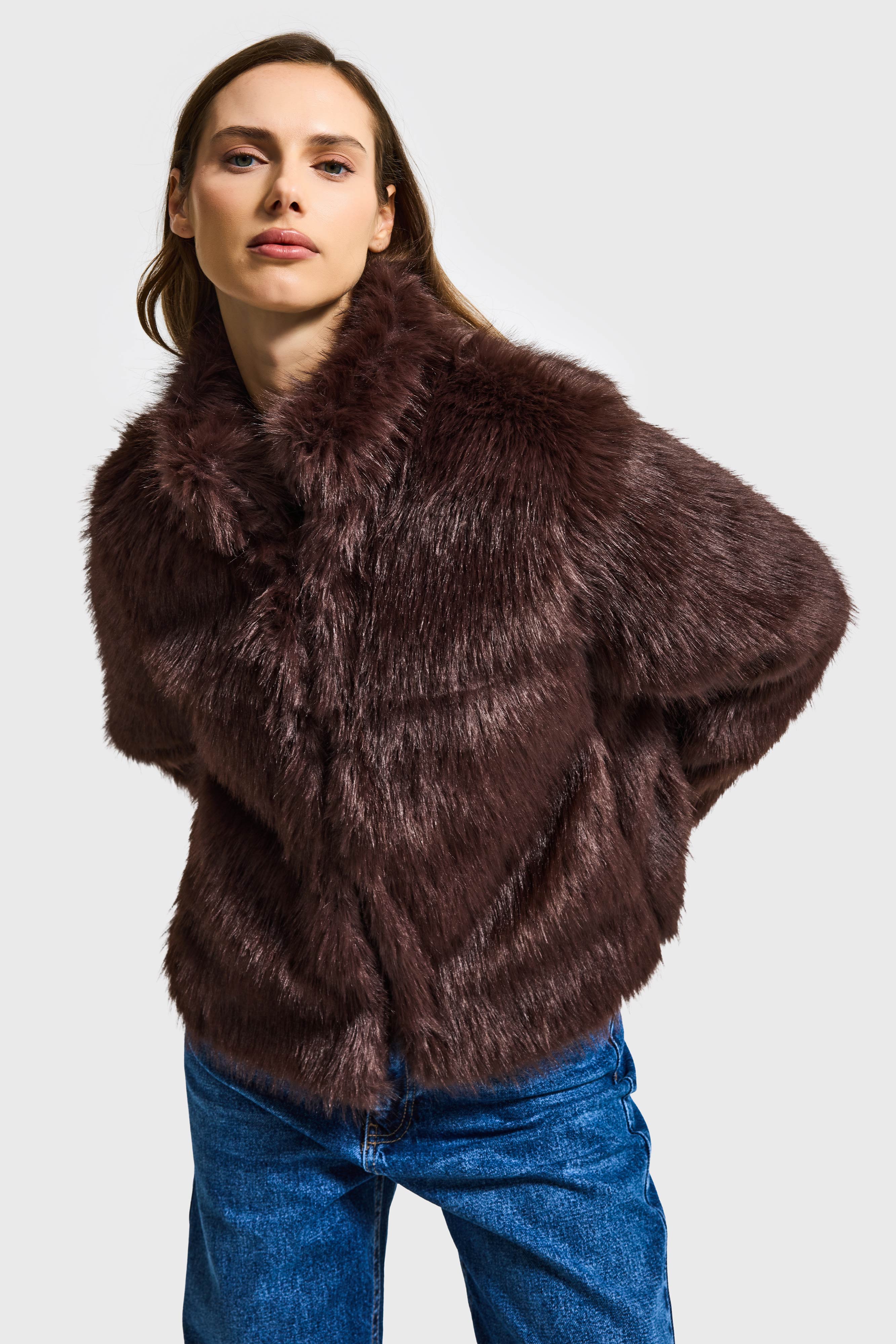 Kadın Koyu Kahve Crop Agraflı İçi Astarlı Peluşlu Kürk Mont