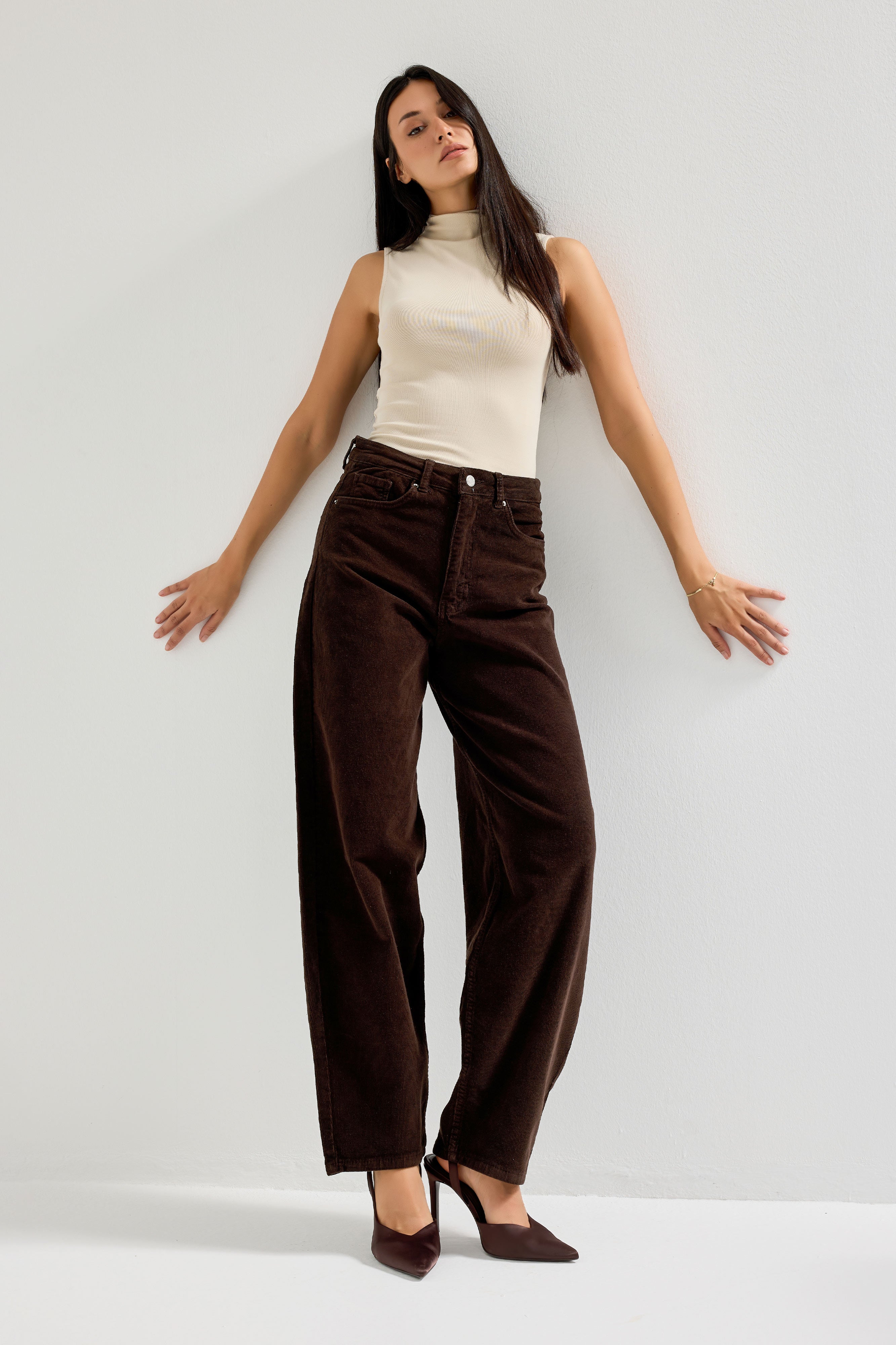 Kadın Koyu Kahverengi 29w5-81 Skater Fit İnce Fitilli Velvet Kadife Kumaş Pantolon