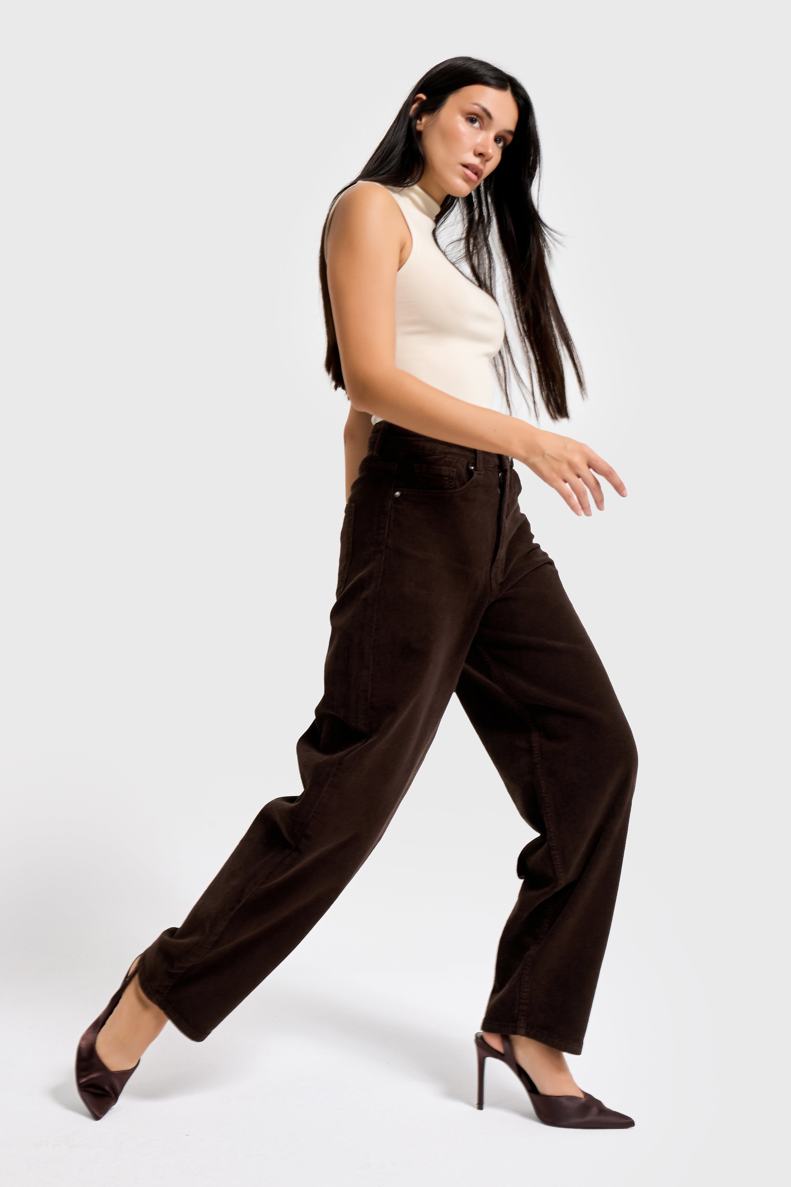 Kadın Koyu Kahverengi 29w5-81 Skater Fit İnce Fitilli Velvet Kadife Kumaş Pantolon