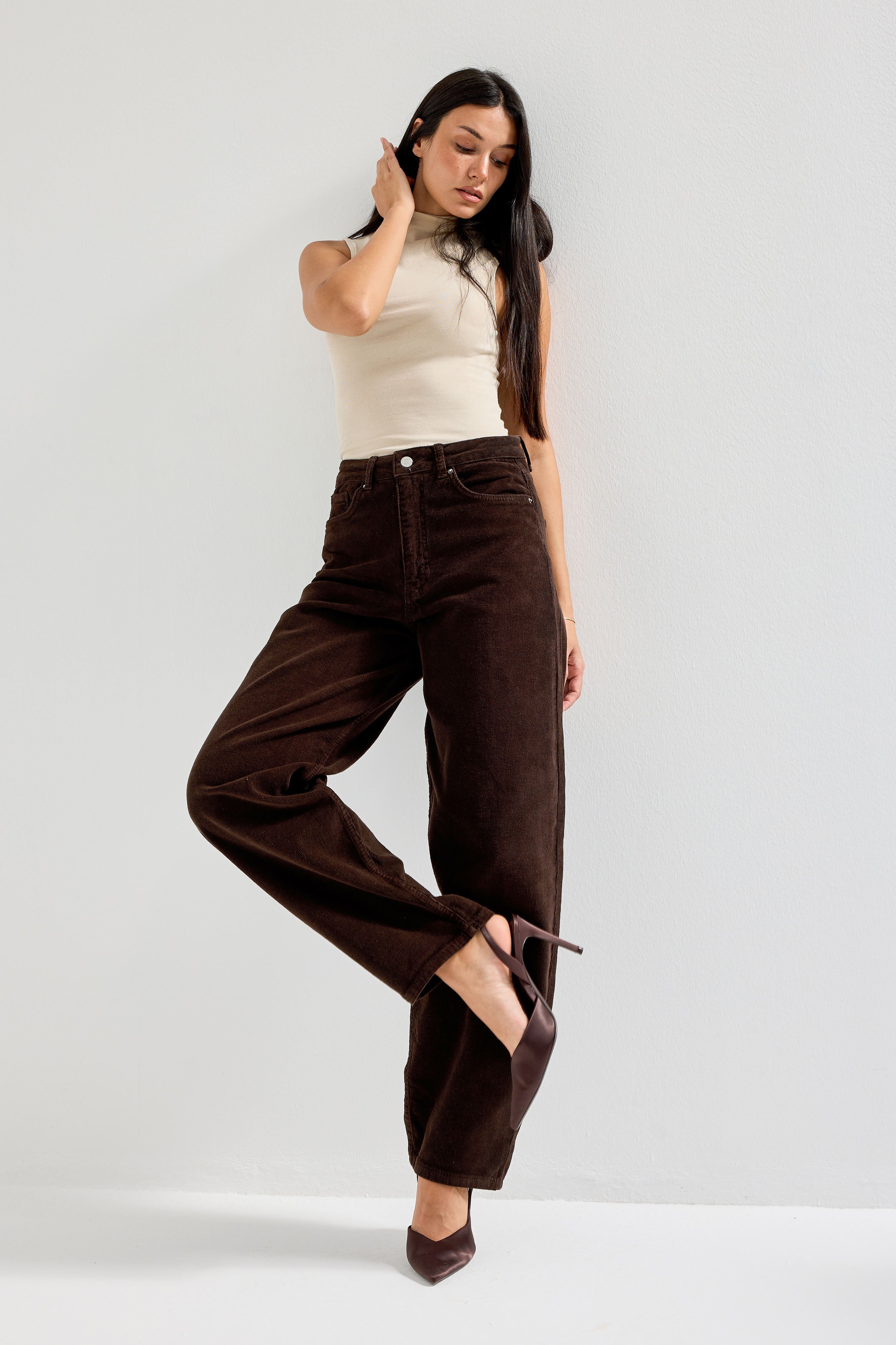 Kadın Koyu Kahverengi 29w5-81 Skater Fit İnce Fitilli Velvet Kadife Kumaş Pantolon