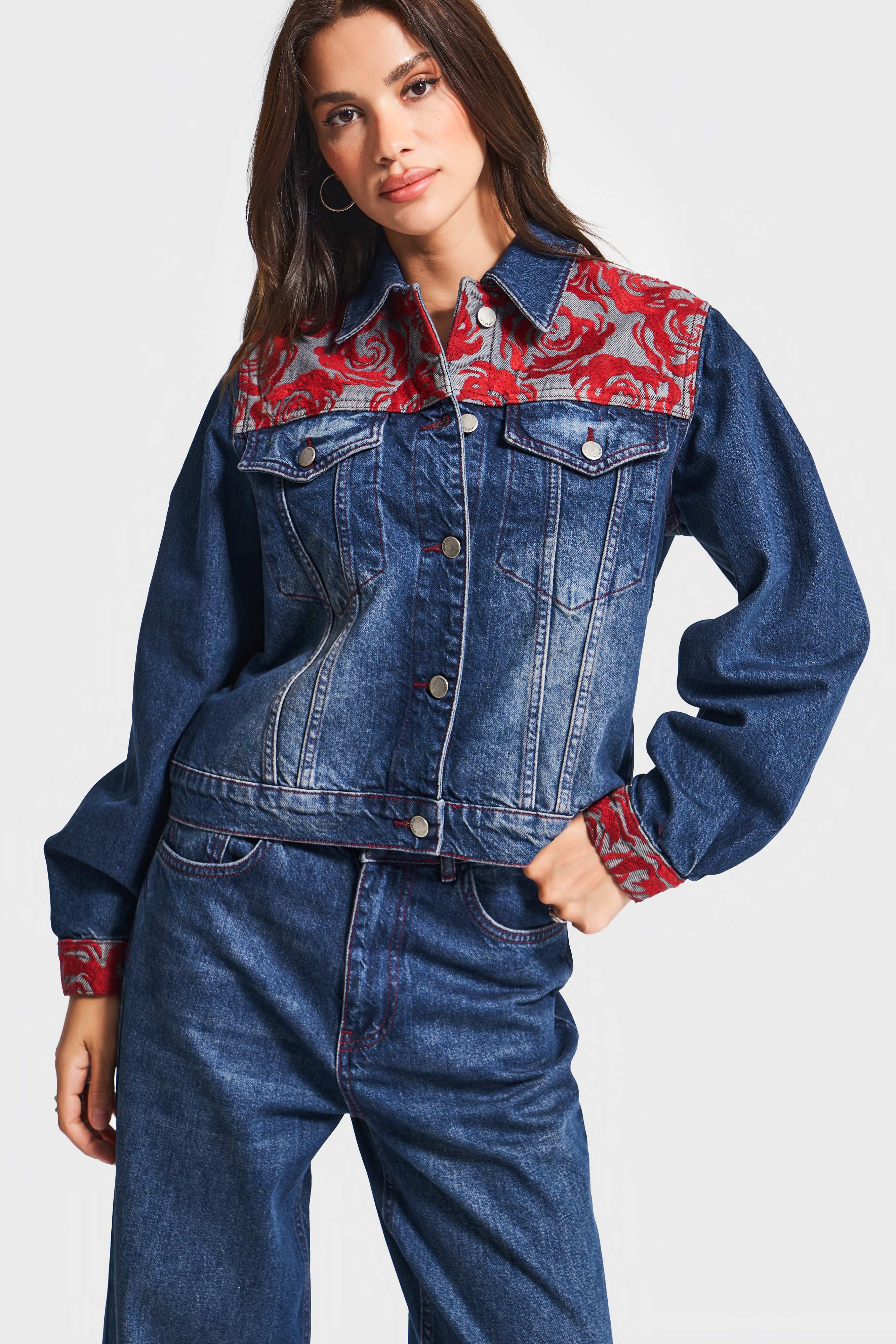 Kadın Koyu Kot Rengi 2w5-10 Özel Kırmızı Desen Nakışlı %100 Koton Tasarım Denim Ceket