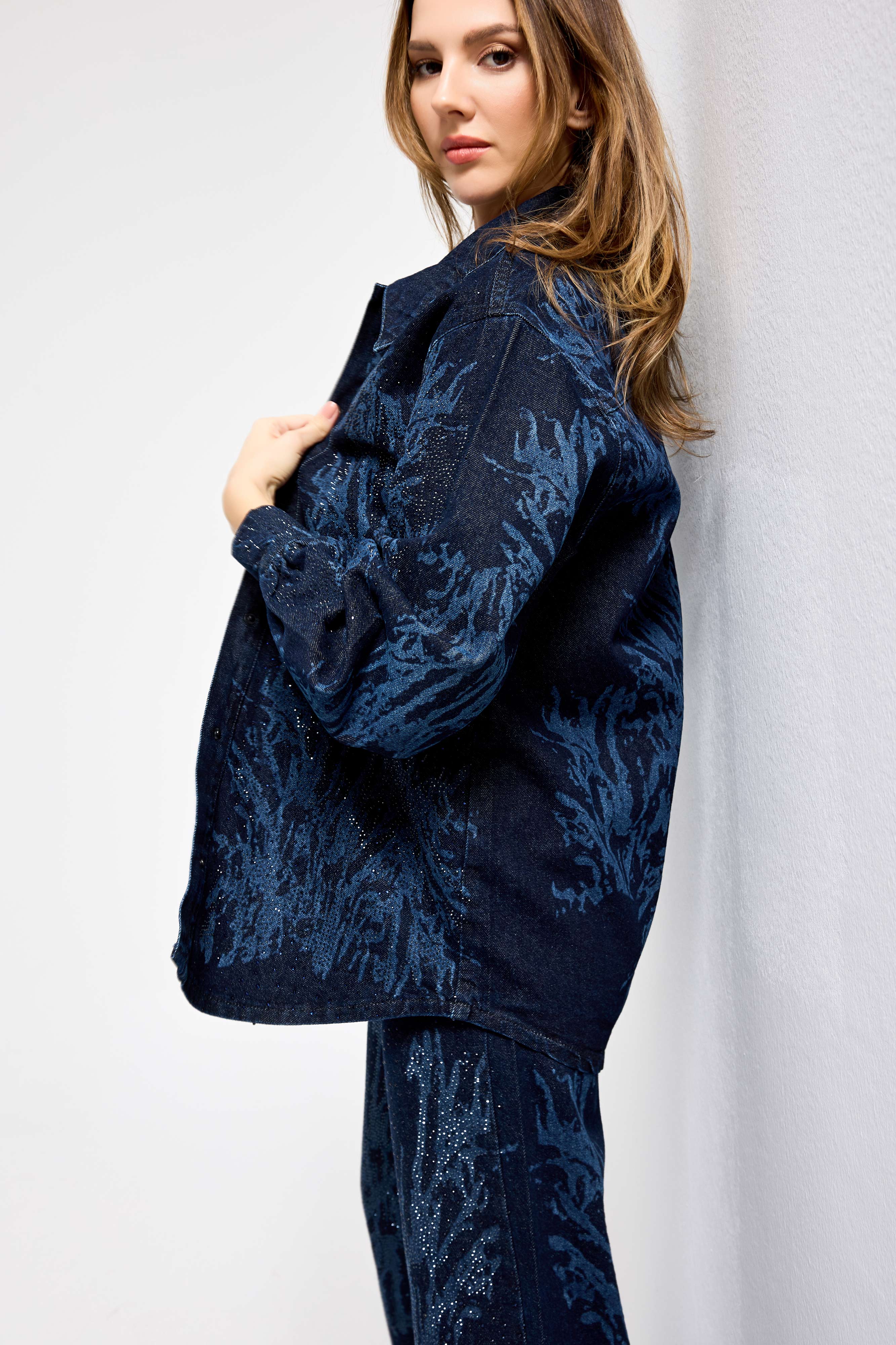 Kadın Koyu Kot Rengi 9s6-5 Oversize Parlak Taş Desen Detaylı Özel Tasarım Denim Ceket