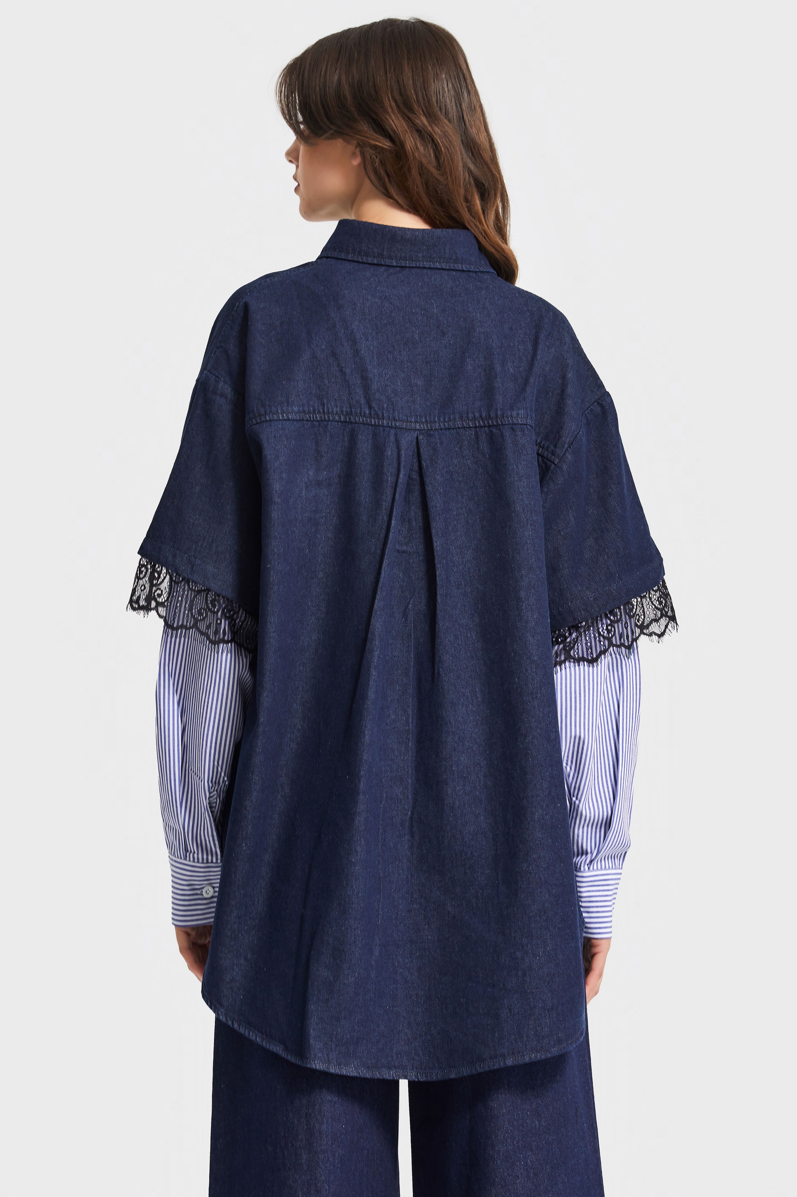 Kadın Koyu Kot Rengi Oversize Kol Detaylı Özel Tasarım Denim Gömlek