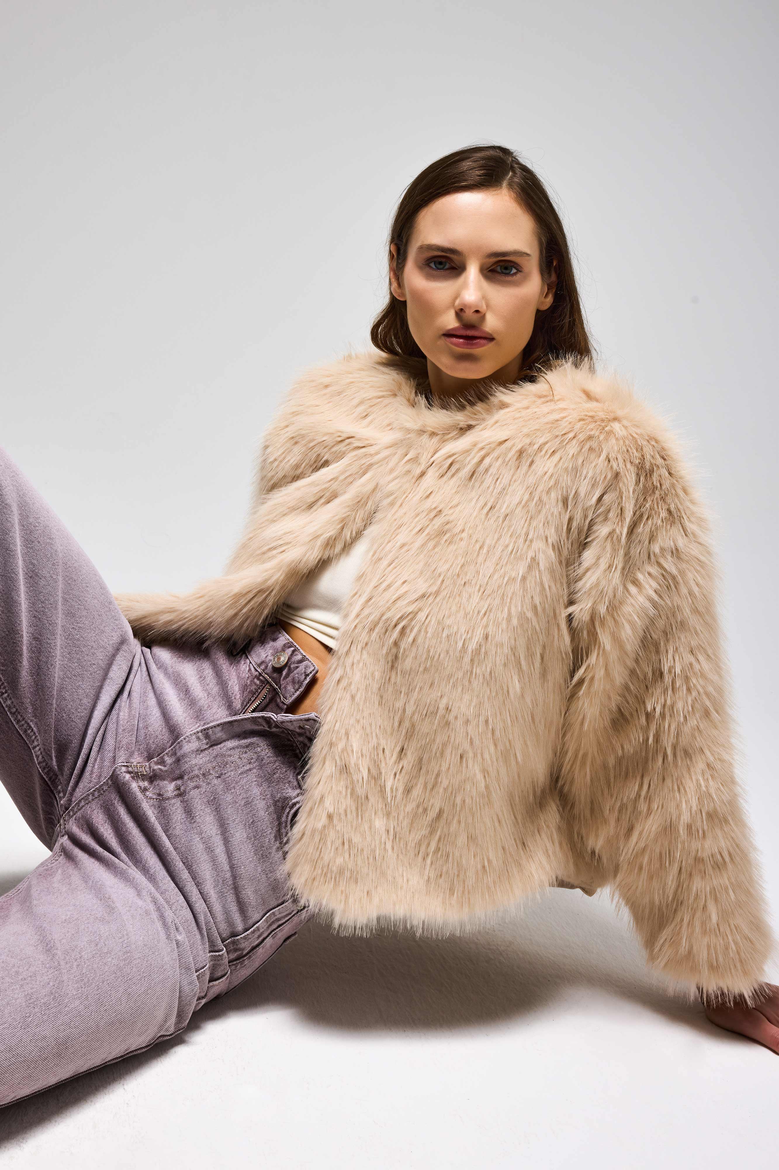 Kadın Krem Bej İçi Astarlı Crop Fit Peluşlu Kürk Mont