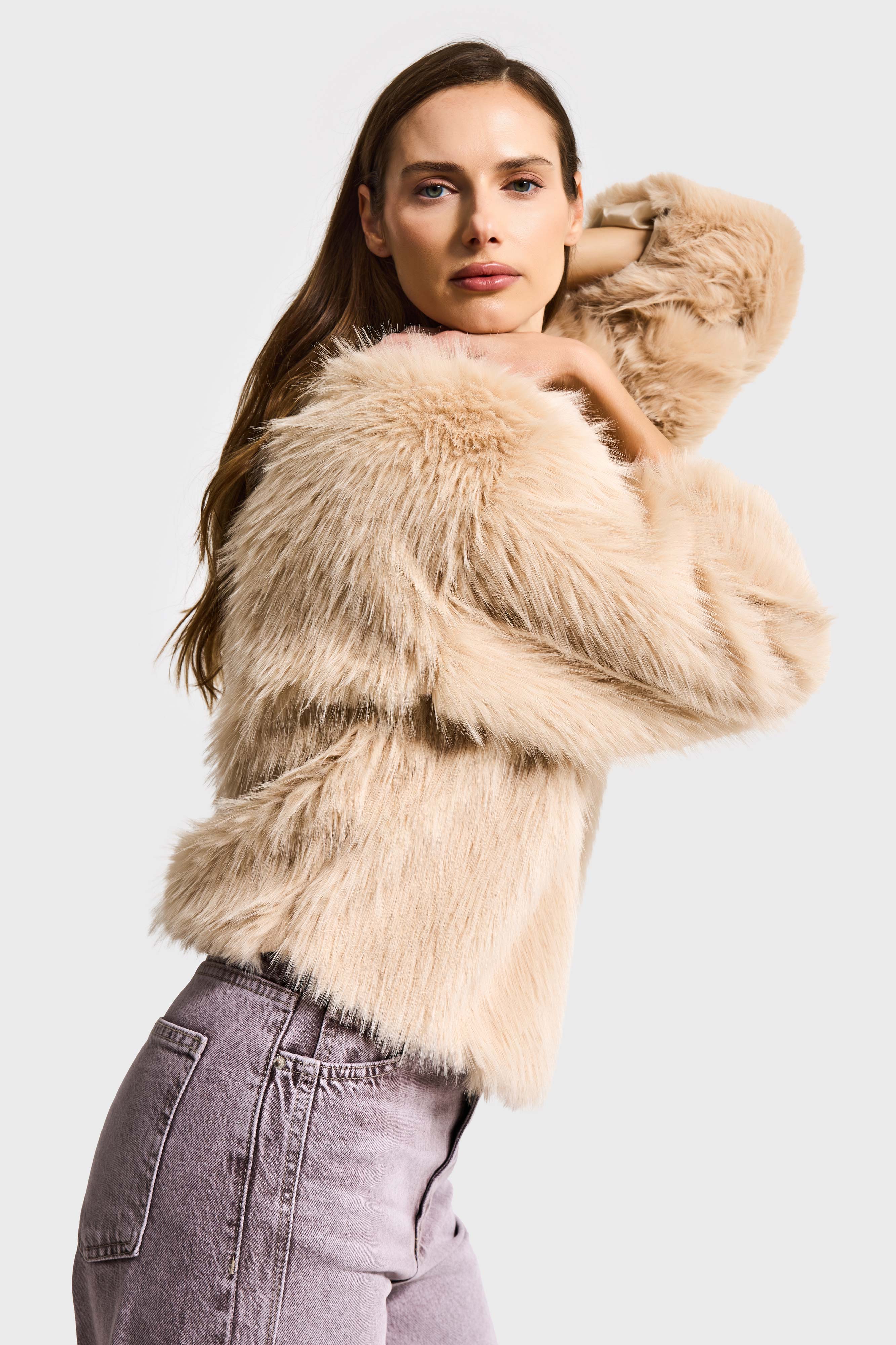 Kadın Krem Bej İçi Astarlı Crop Fit Peluşlu Kürk Mont