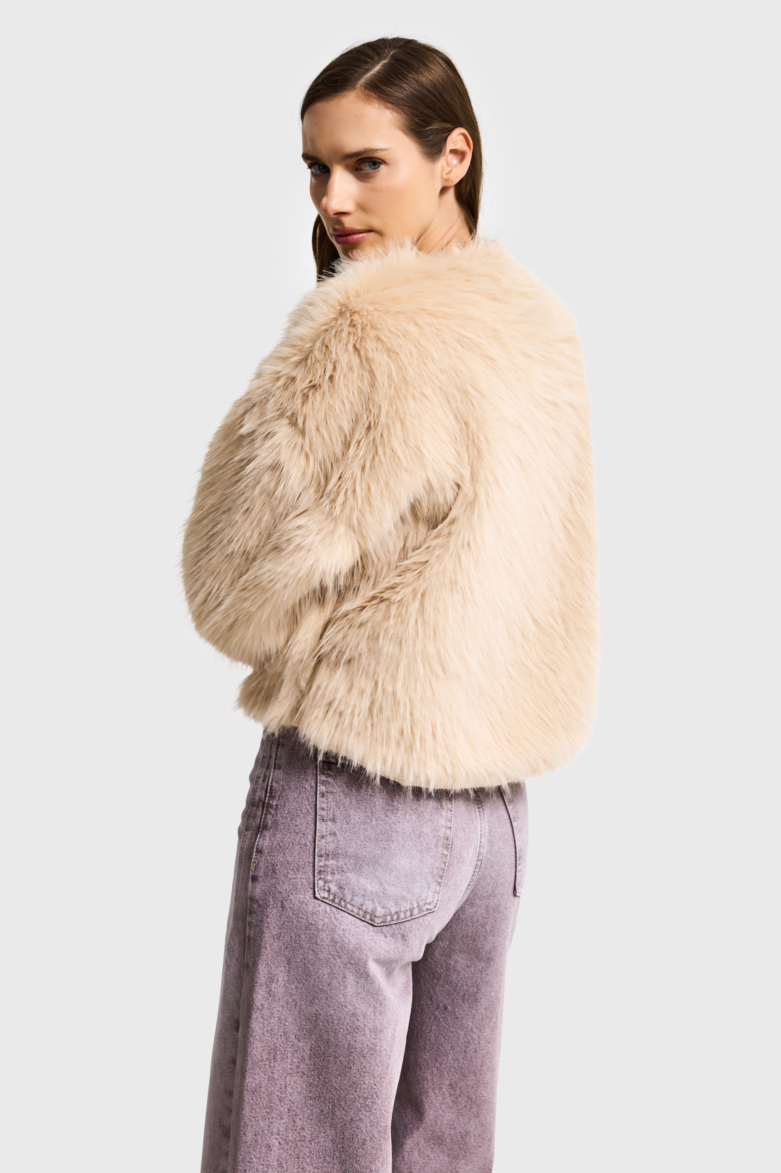 Kadın Krem Bej İçi Astarlı Crop Fit Peluşlu Kürk Mont