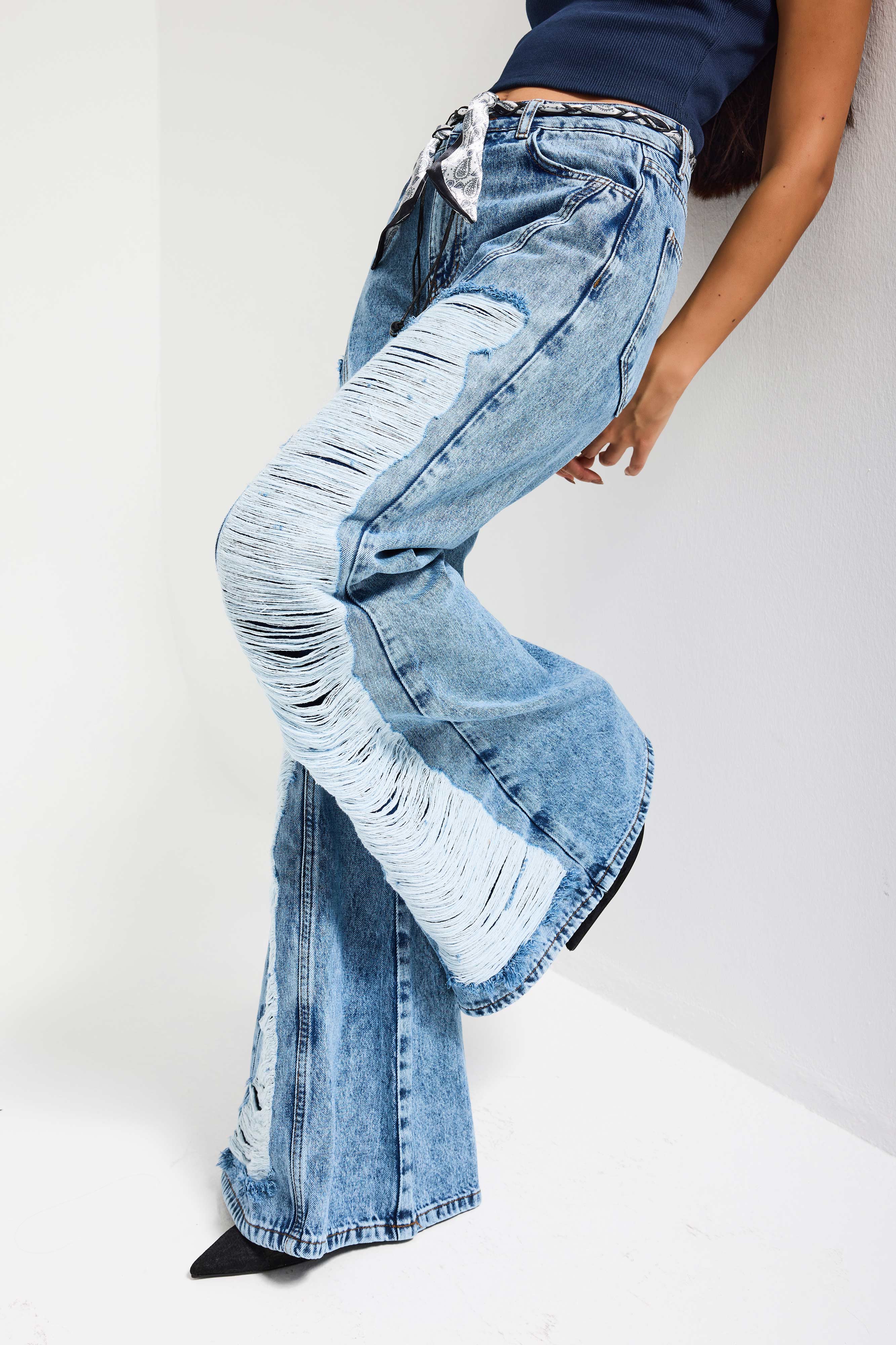 Kadın Mavi Flare Fit Altı Beslemeli Yırtık ve Fular Detaylı Tasarım Denim Jean