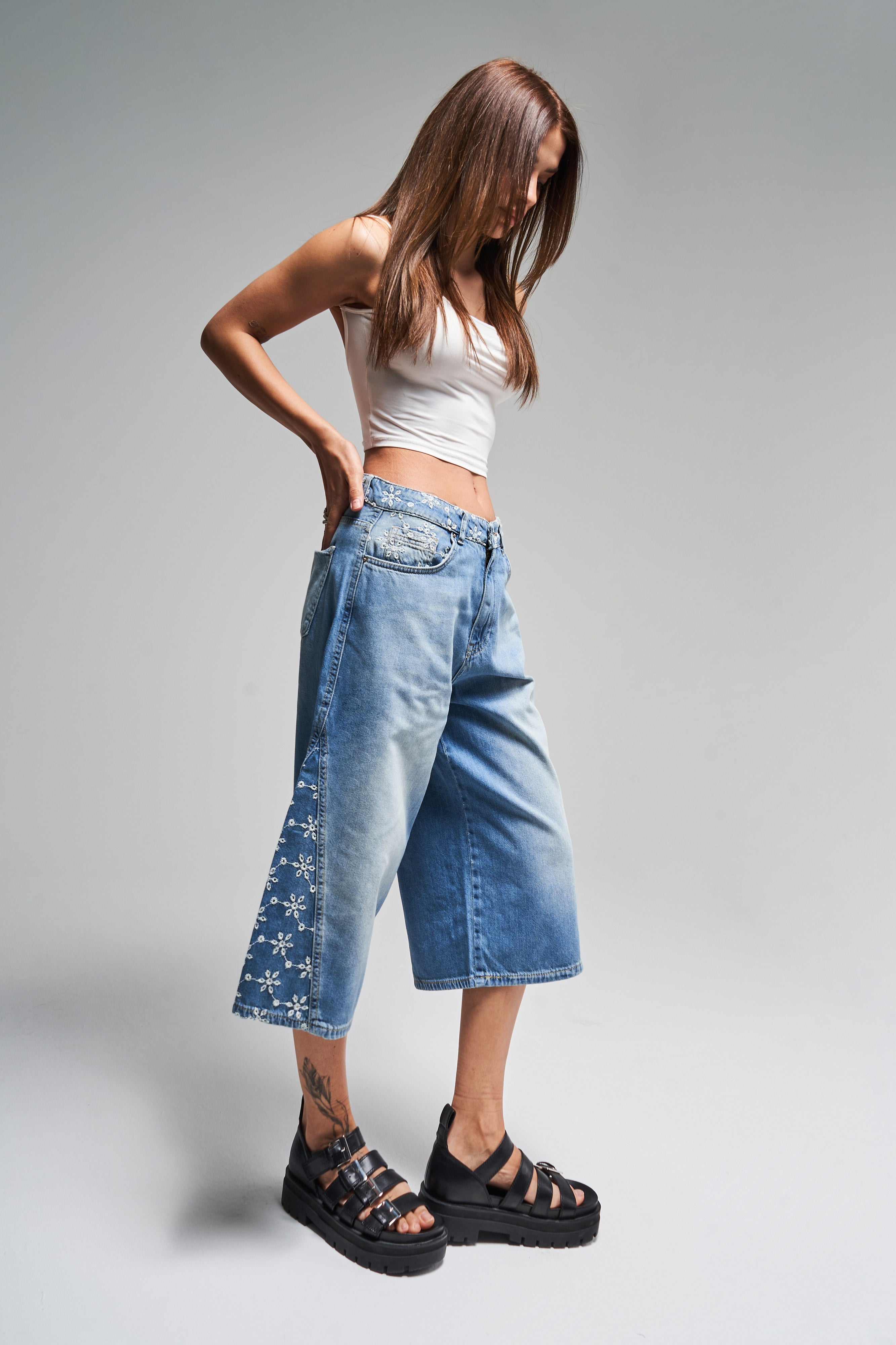 Kadın Mavi Kot Rengi 2S5-75 Çiçek Nakışlı Maxi Boy Tasarım Denim Şort