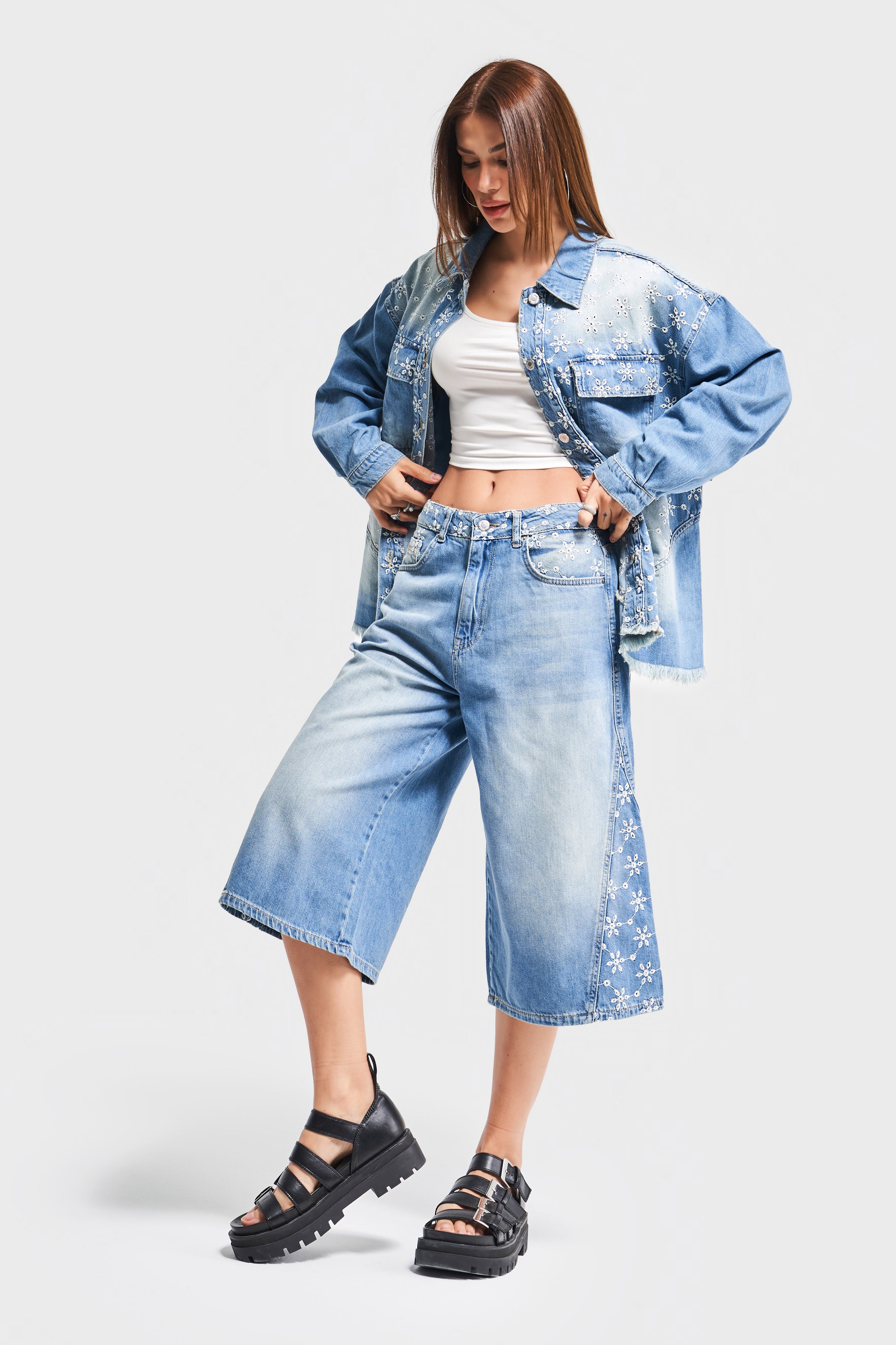 Kadın Mavi Kot Rengi 2S5-75 Çiçek Nakışlı Maxi Boy Tasarım Denim Şort