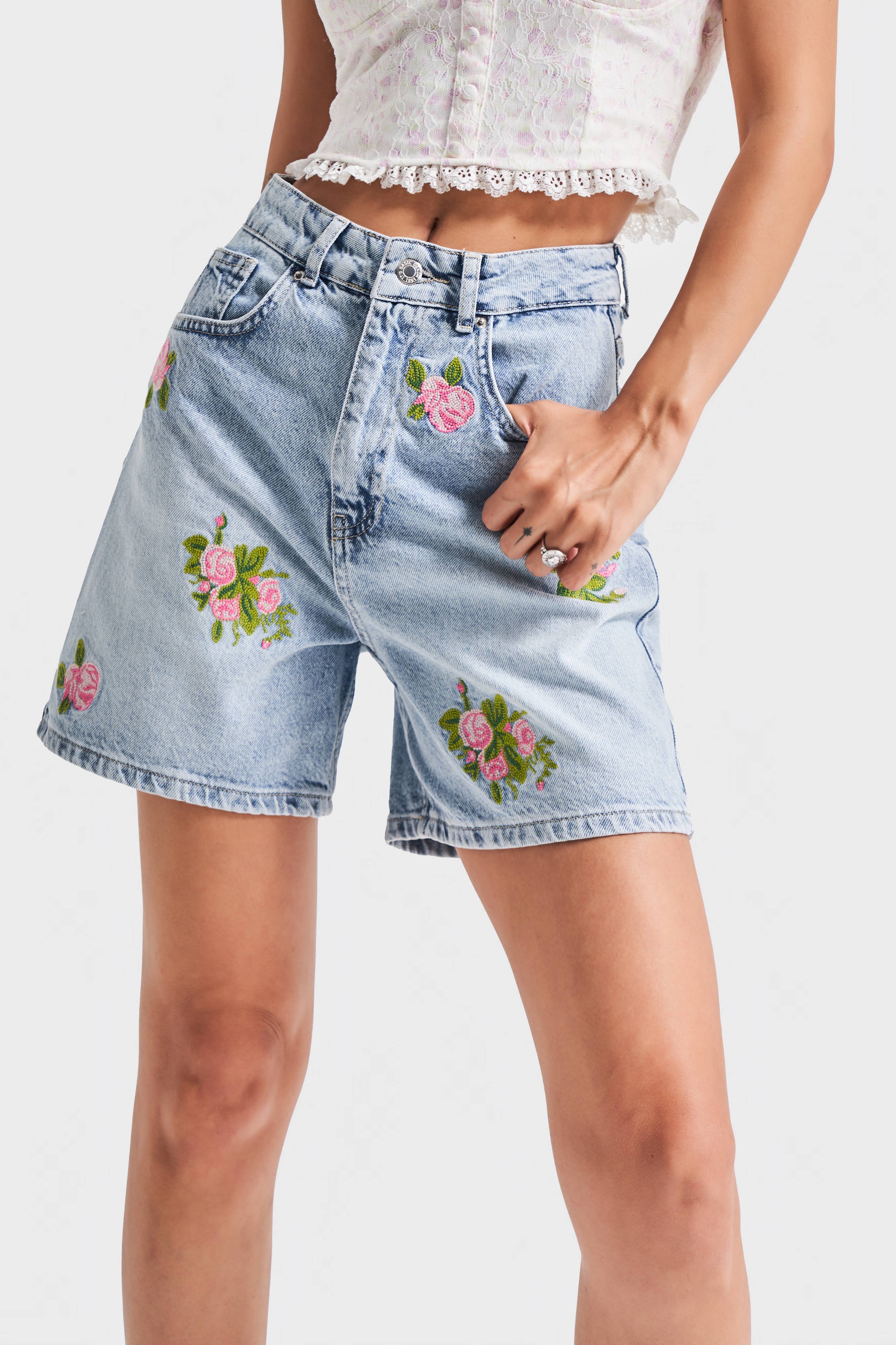 Dames blauwe kleur 4s5-3 midi-lengte bloemen geborduurd denim shorts van 100% katoen