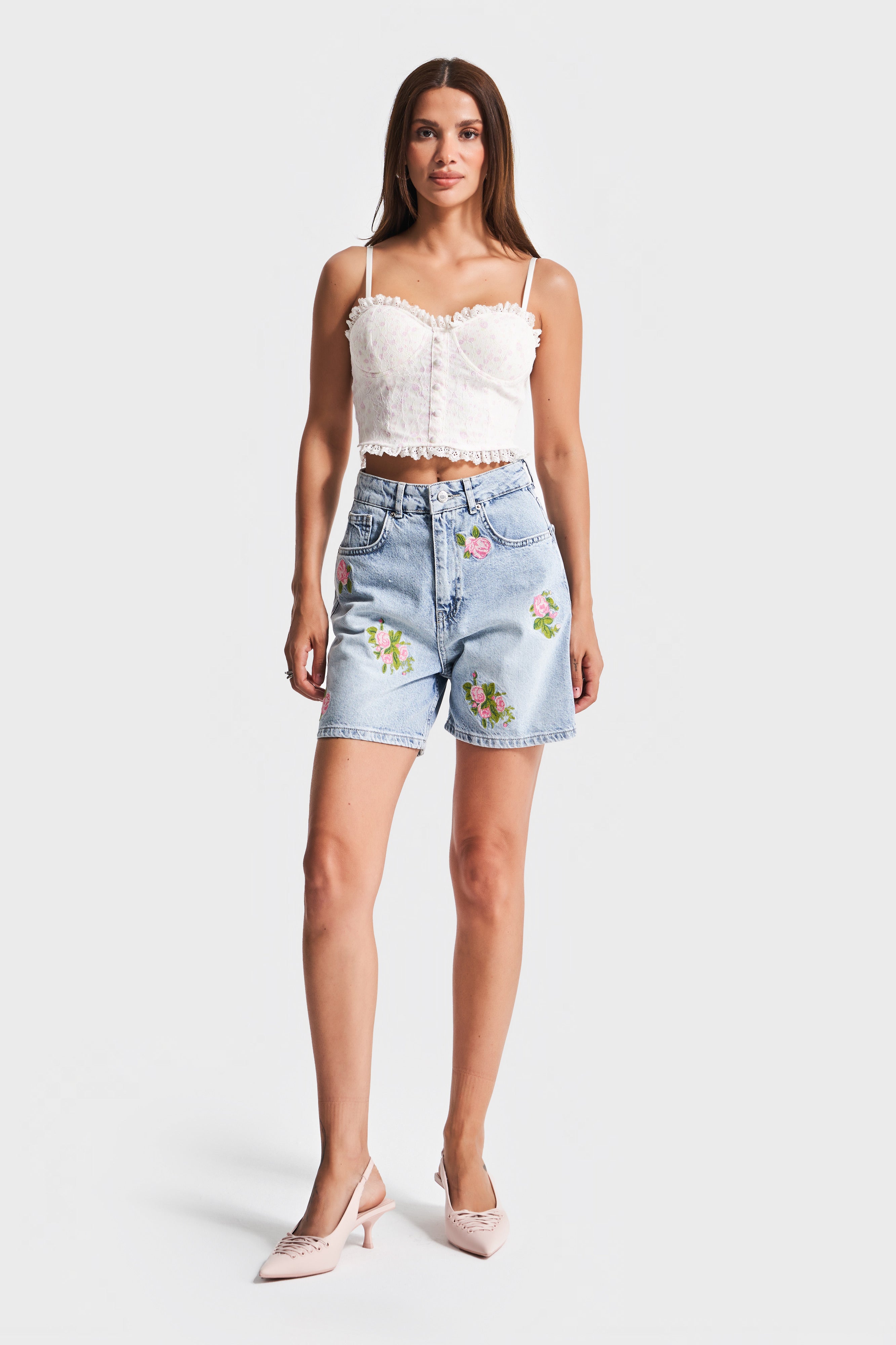 Dames blauwe kleur 4s5-3 midi-lengte bloemen geborduurd denim shorts van 100% katoen