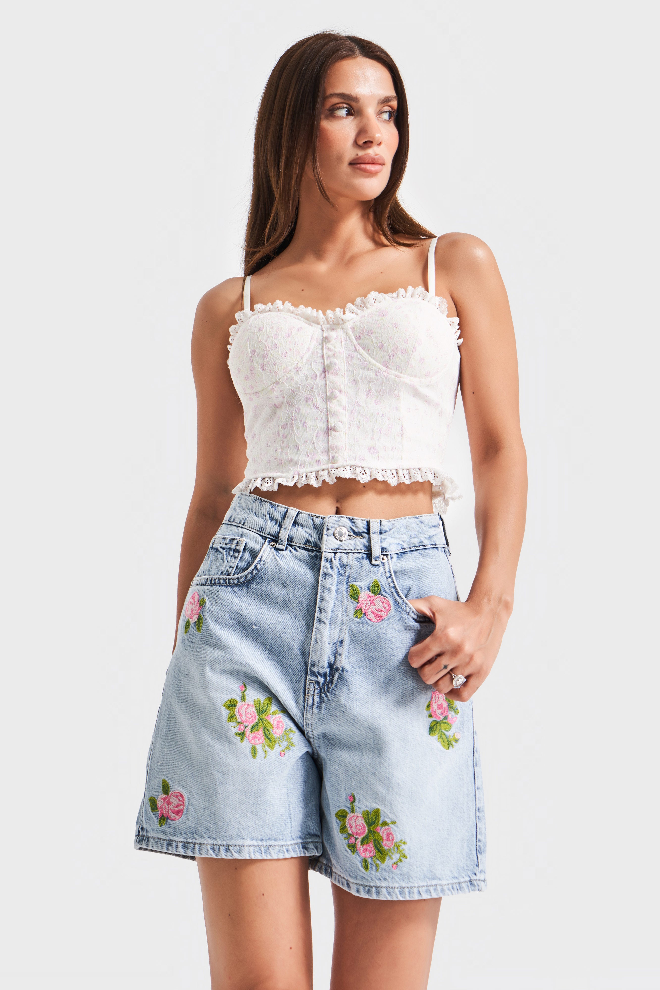 Dames blauwe kleur 4s5-3 midi-lengte bloemen geborduurd denim shorts van 100% katoen