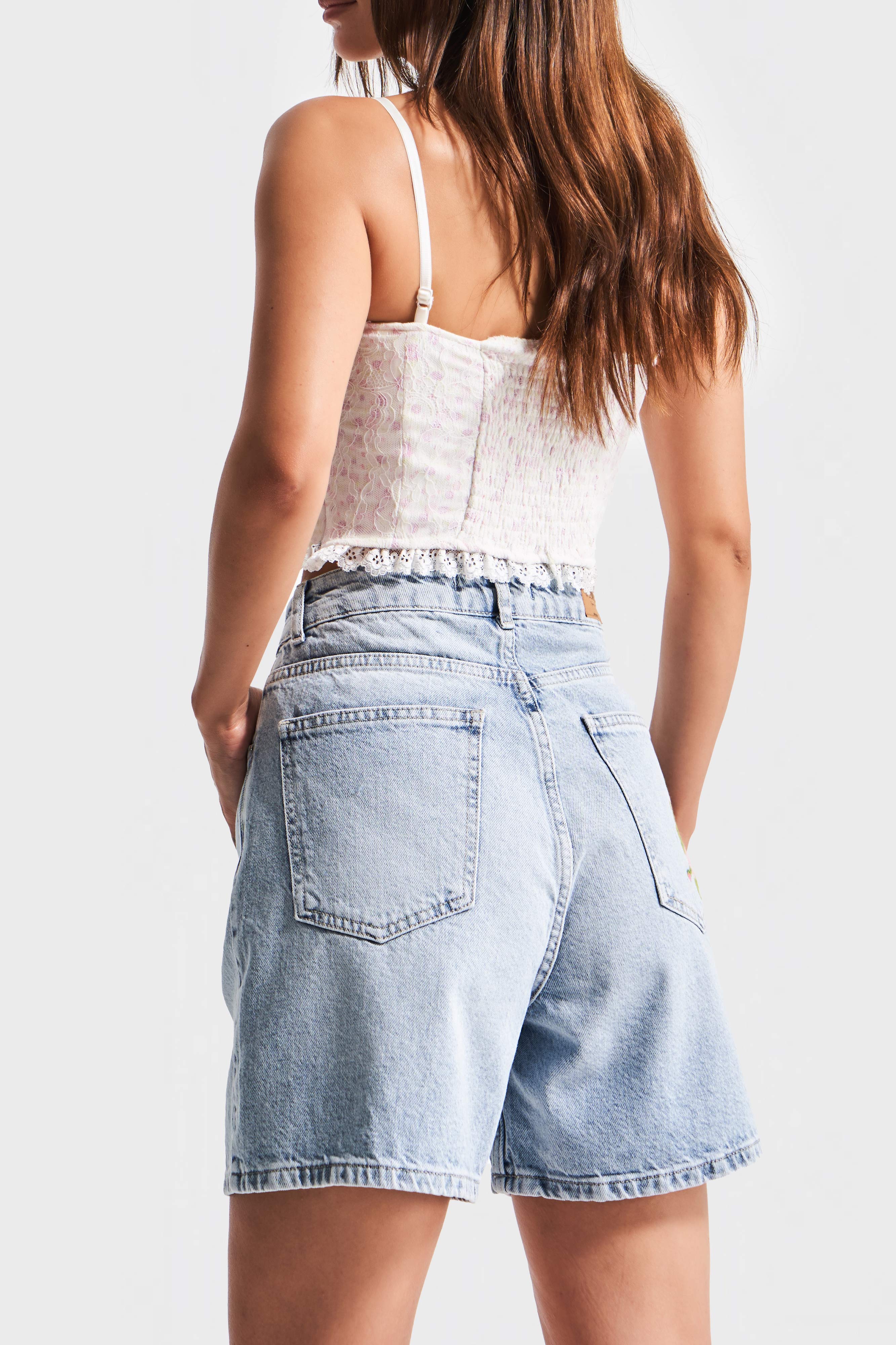 Dames blauwe kleur 4s5-3 midi-lengte bloemen geborduurd denim shorts van 100% katoen