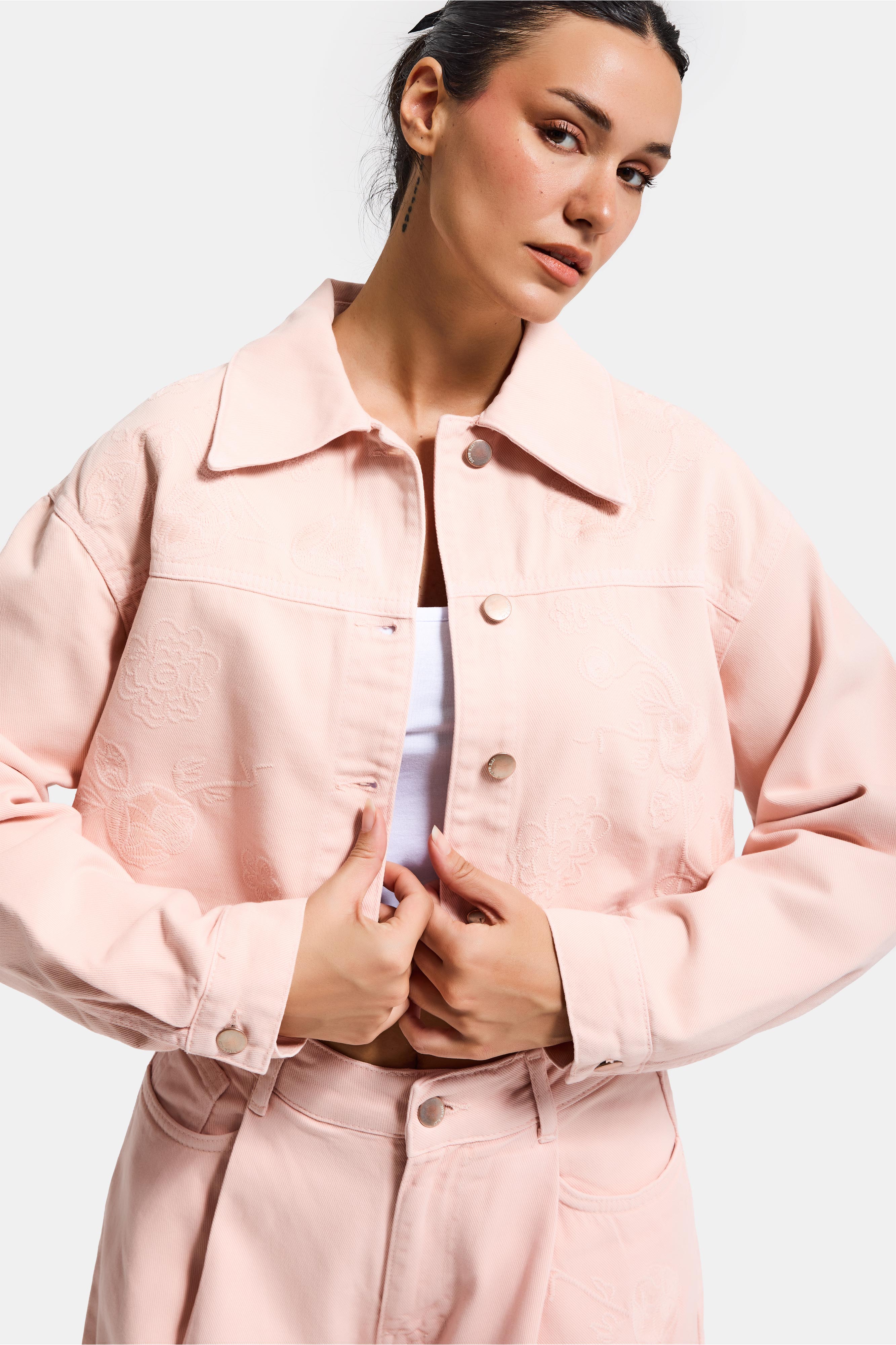 Kadın Pudra Renk 6s6-20 Crop Fit Çiçek Nakış Desenli Özel Tasarım Denim Ceket