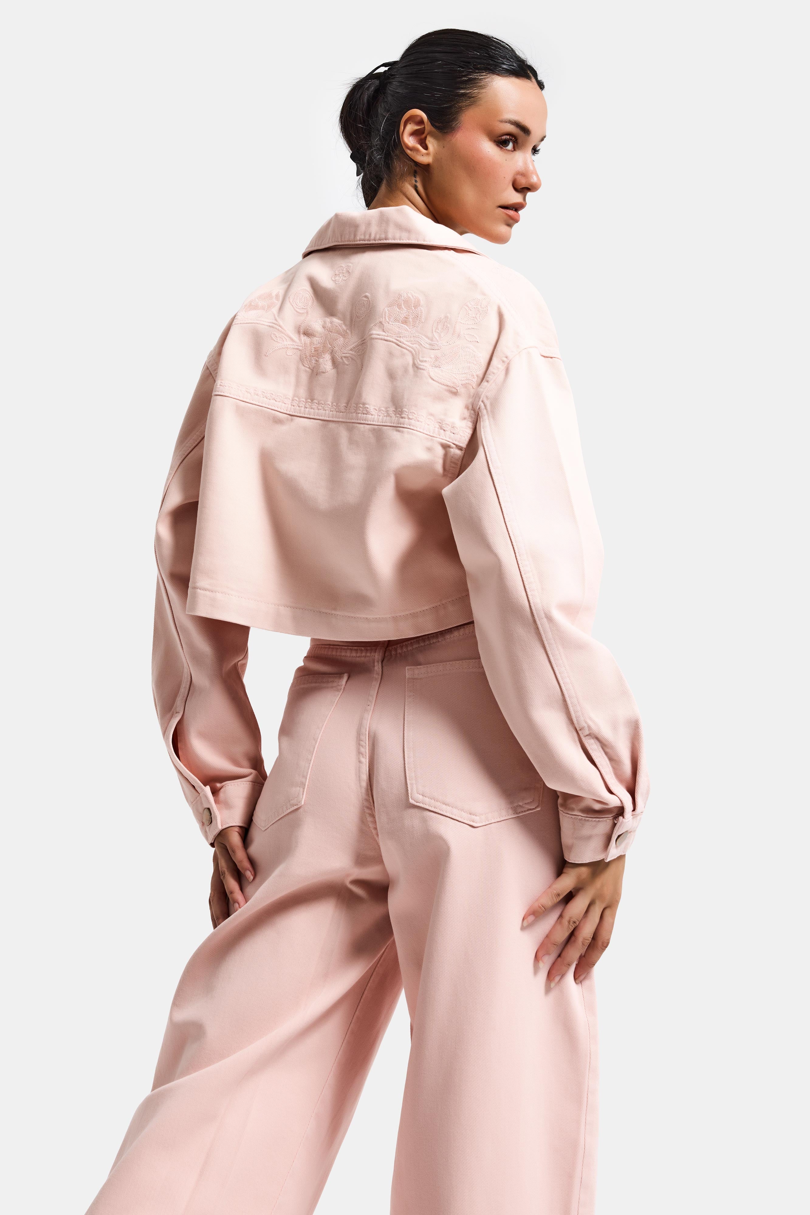 Kadın Pudra Renk 6s6-20 Crop Fit Çiçek Nakış Desenli Özel Tasarım Denim Ceket