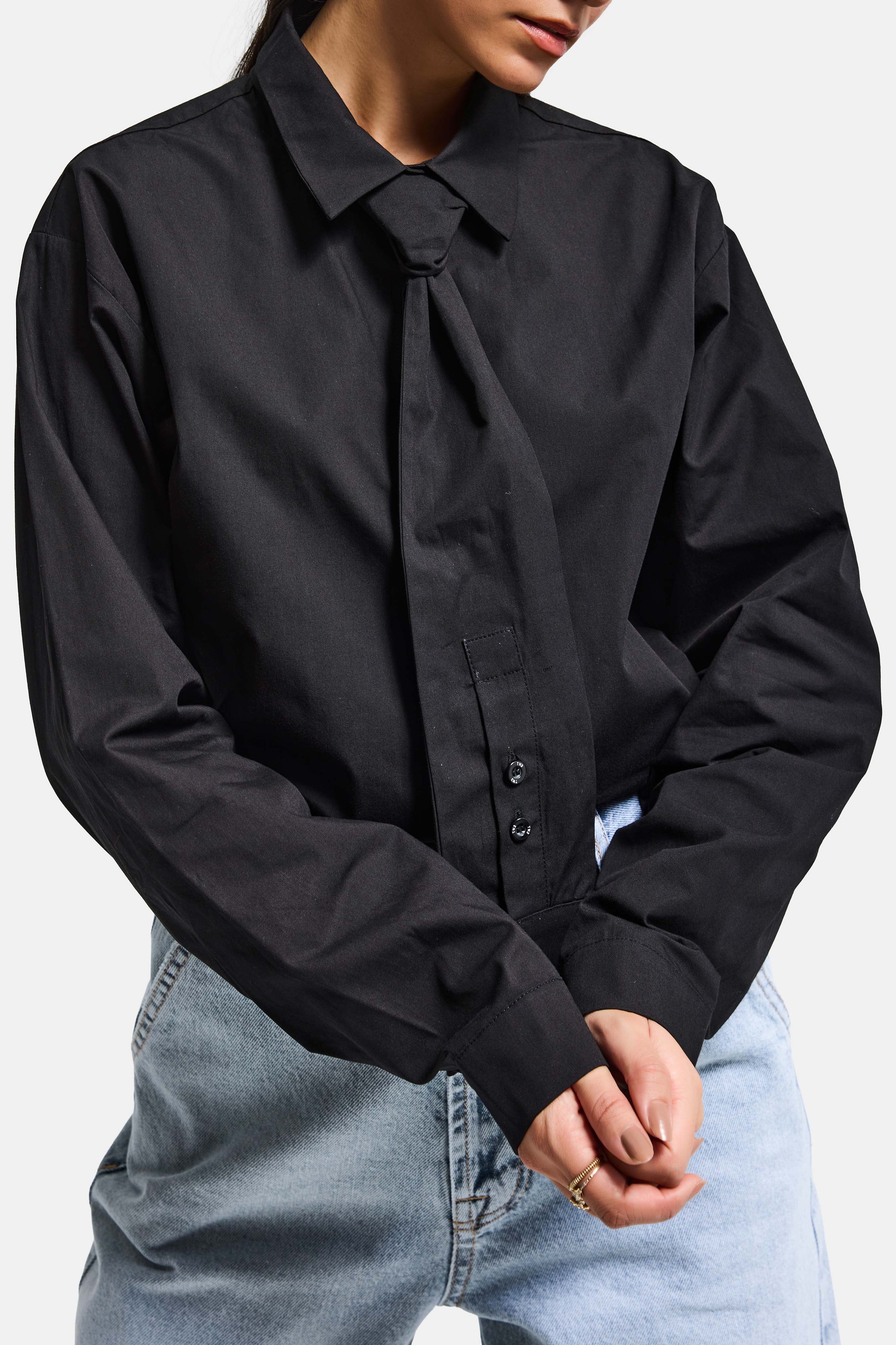 Kadın Siyah Oversize Kravat Detaylı Özel Tasarım Bol Kesim Gömlek