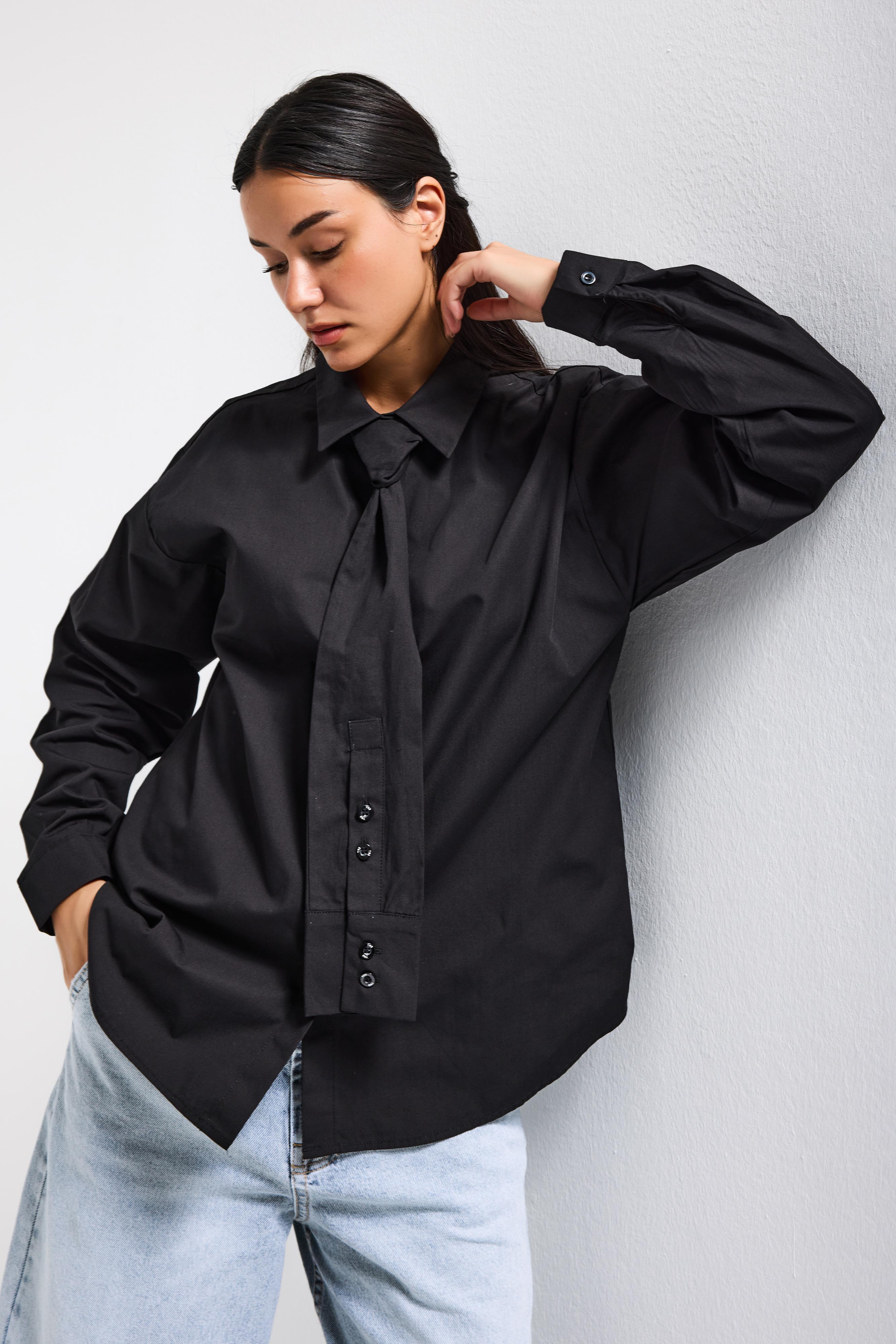 Kadın Siyah Oversize Kravat Detaylı Özel Tasarım Bol Kesim Gömlek