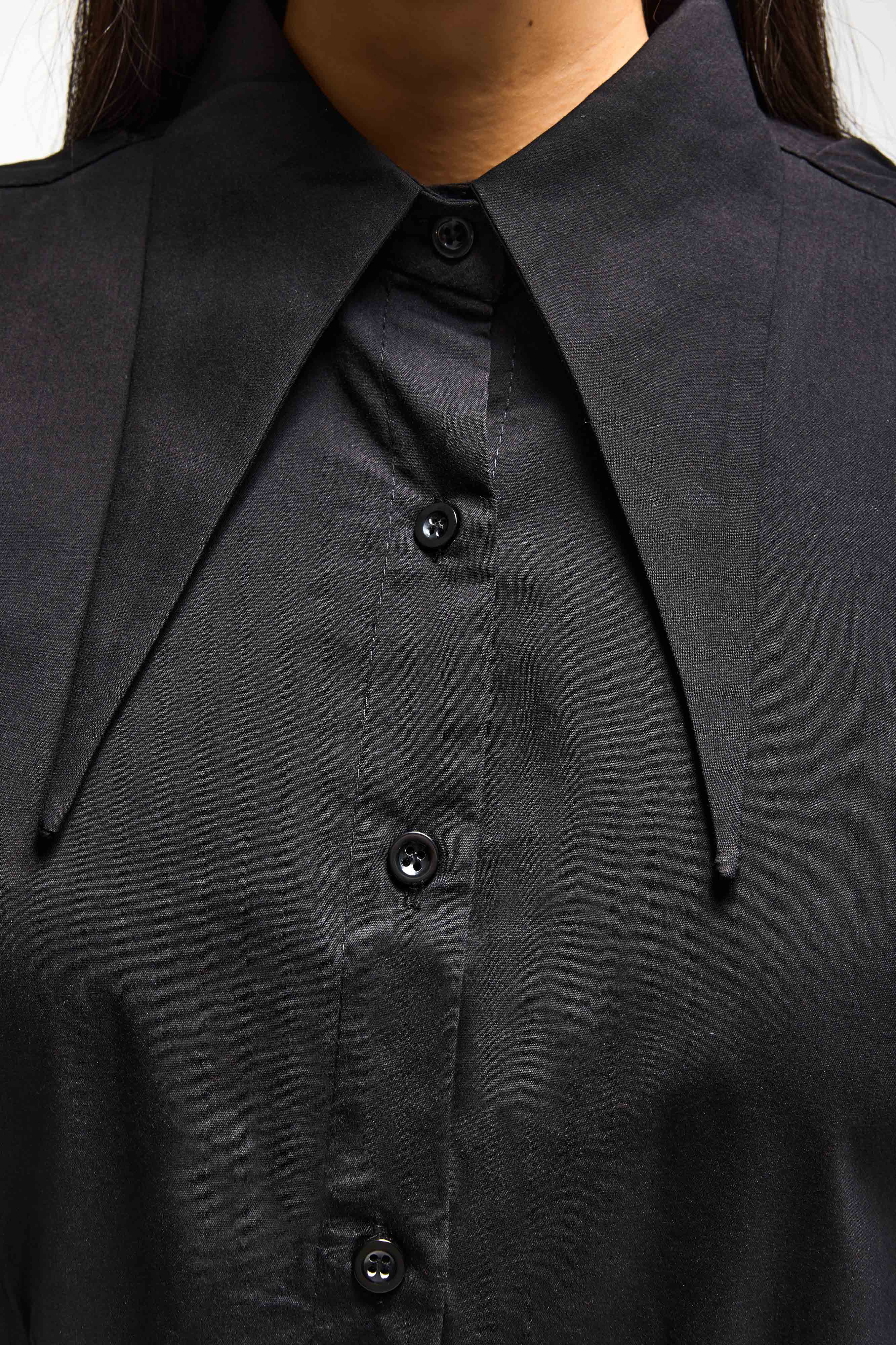 Kadın Siyah Renk Crop Fit Yaka Detaylı Özel Tasarım Gömlek