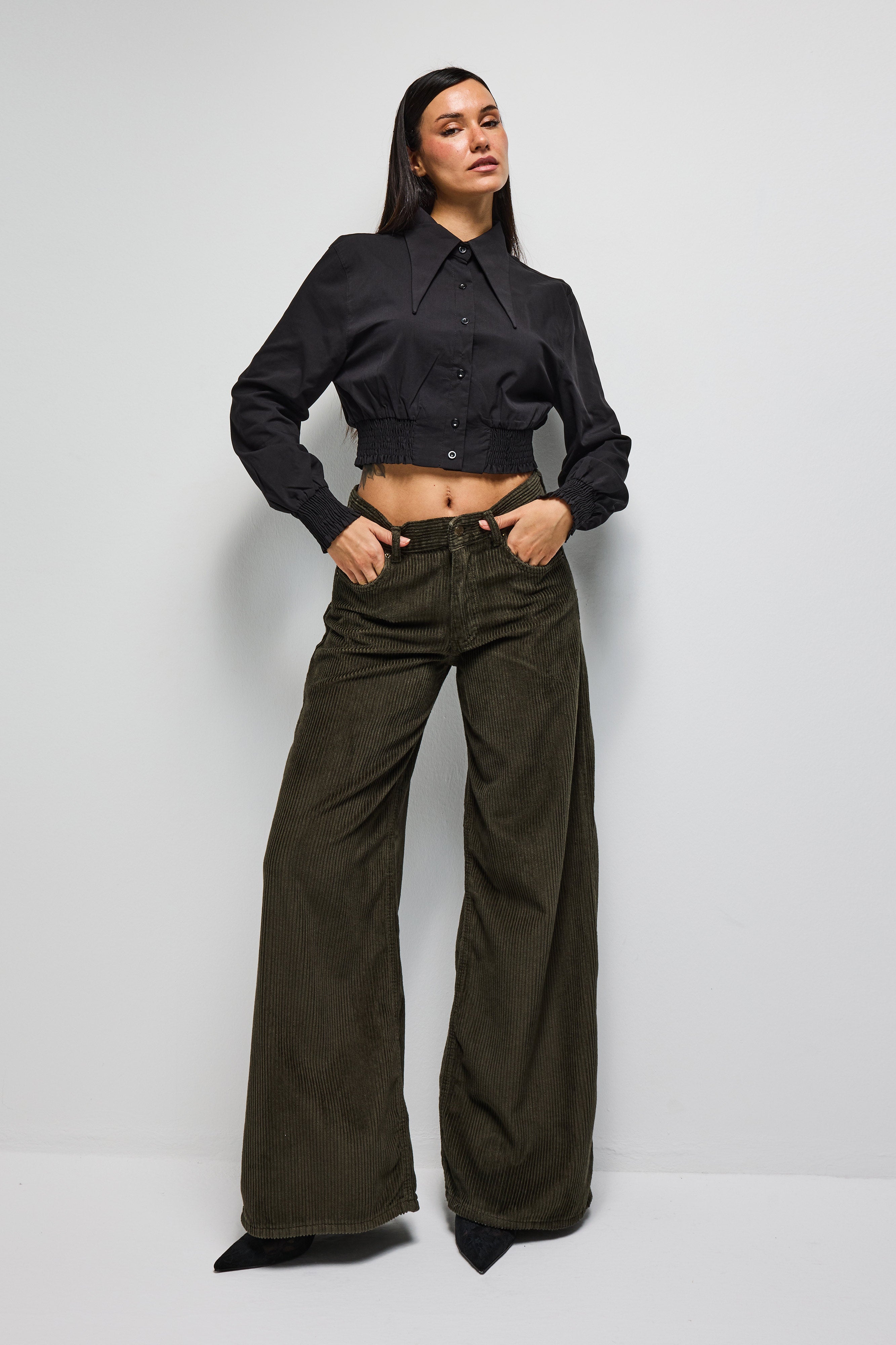 Kadın Siyah Renk Crop Fit Yaka Detaylı Özel Tasarım Gömlek