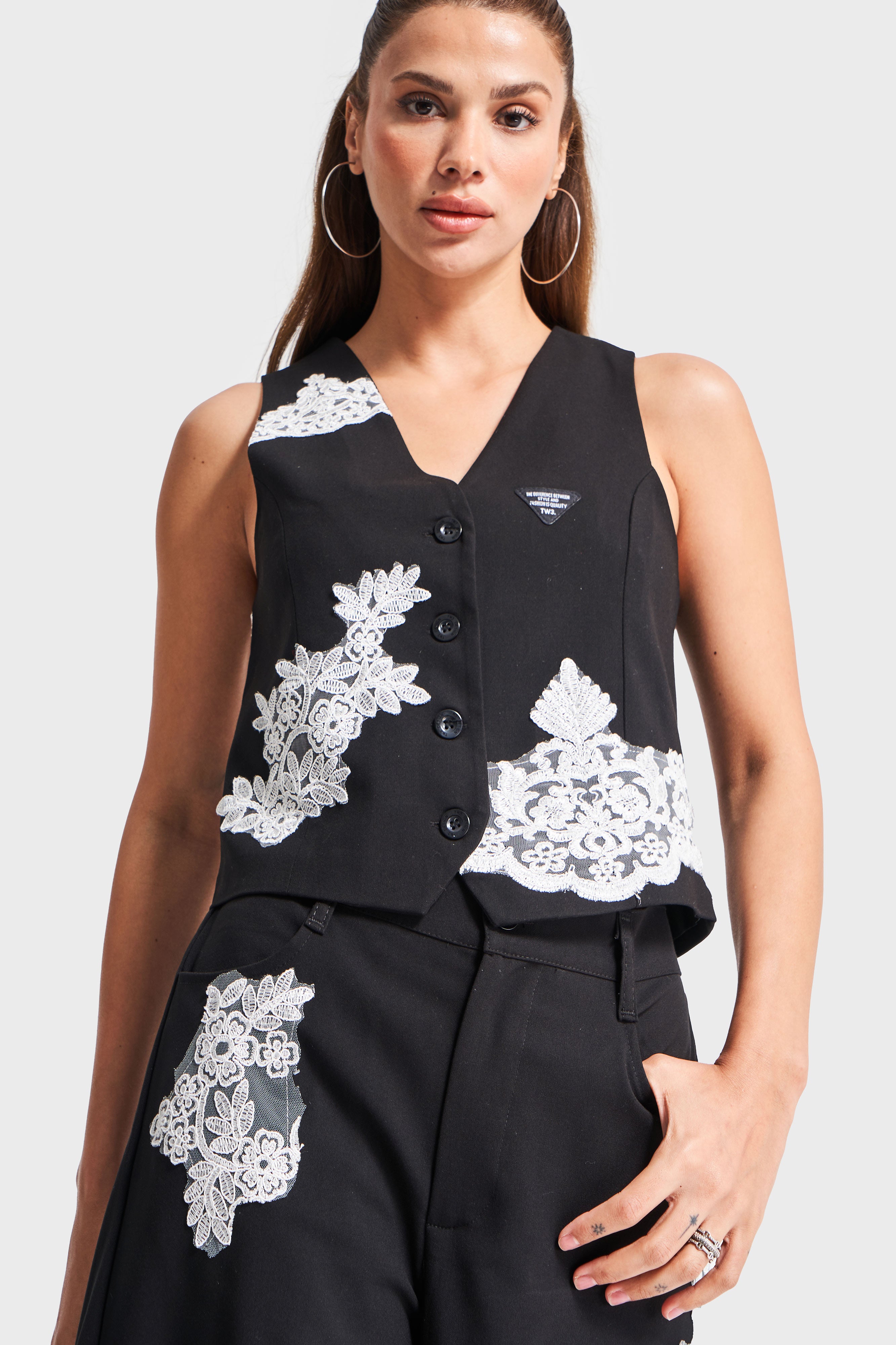 Kadın Siyah Renk Dantel Nakışlı Sıfır Kol Düğmeli Tasarım Kumaş Yelek