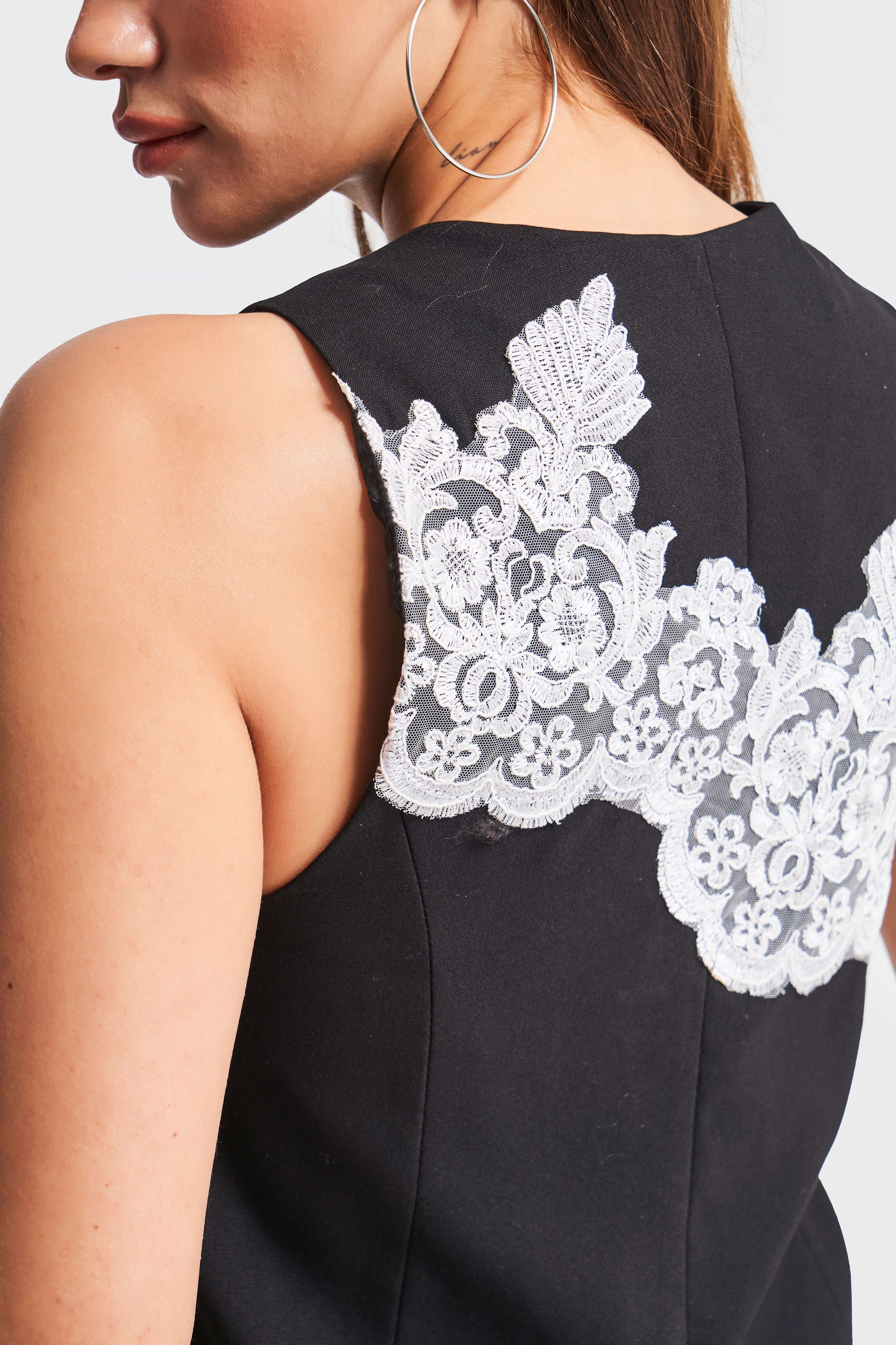 Kadın Siyah Renk Dantel Nakışlı Sıfır Kol Düğmeli Tasarım Kumaş Yelek