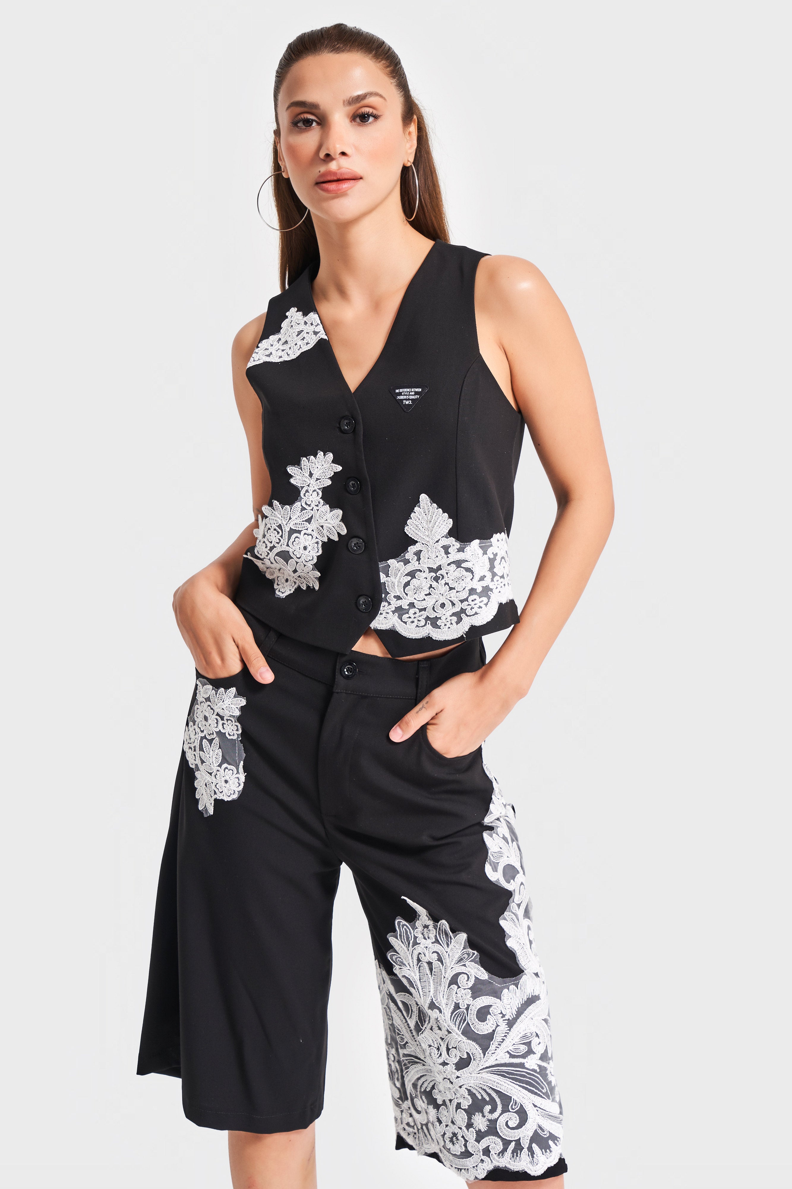 Женский жилет из ткани с нулевым рукавом, вышитым кружевом и пуговицами, черного цвета