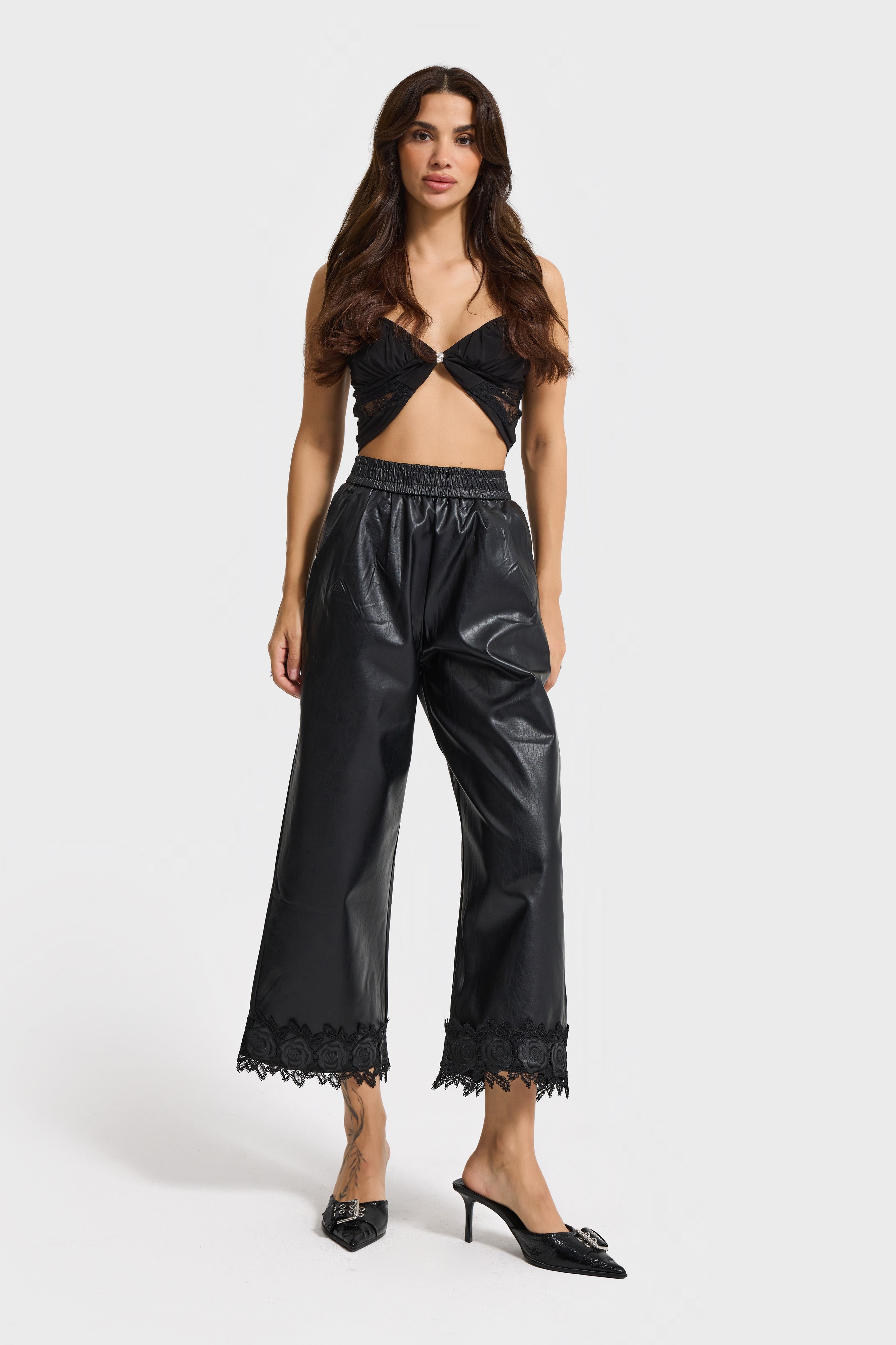 Kadın Siyah Renk Paçası Dantel Detaylı Beli Lastikli Tasarım Suni Deri Pantolon