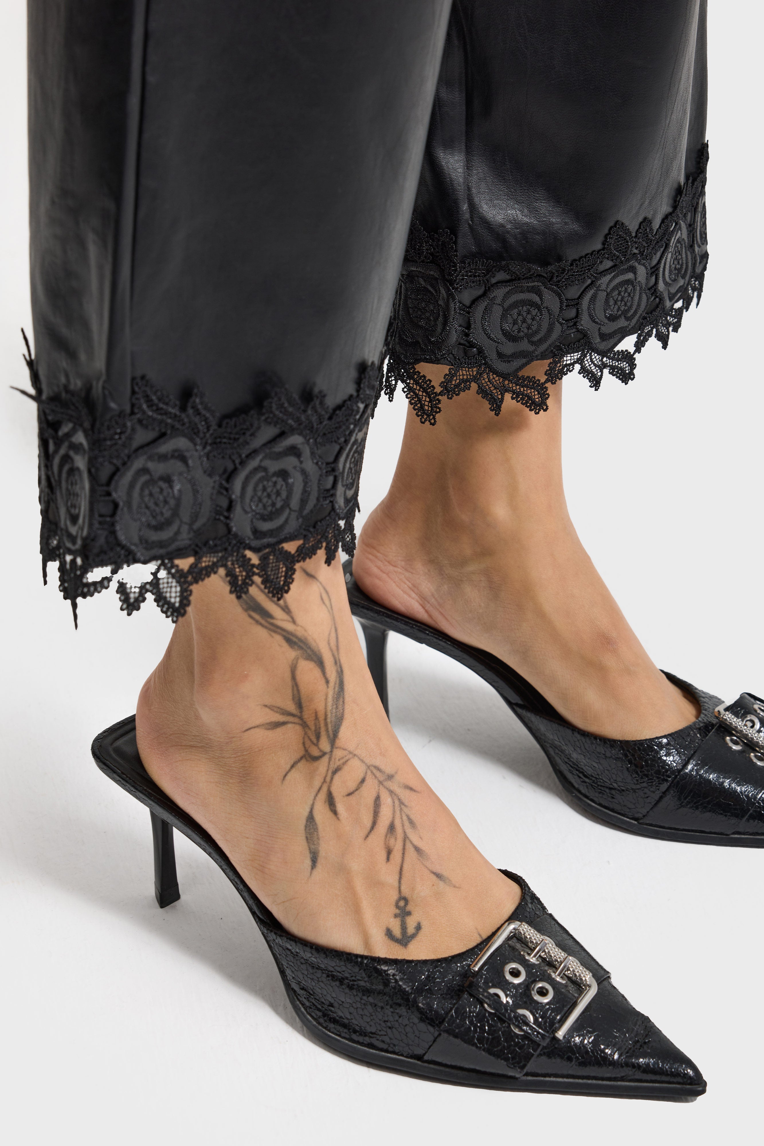 Kadın Siyah Renk Paçası Dantel Detaylı Beli Lastikli Tasarım Suni Deri Pantolon