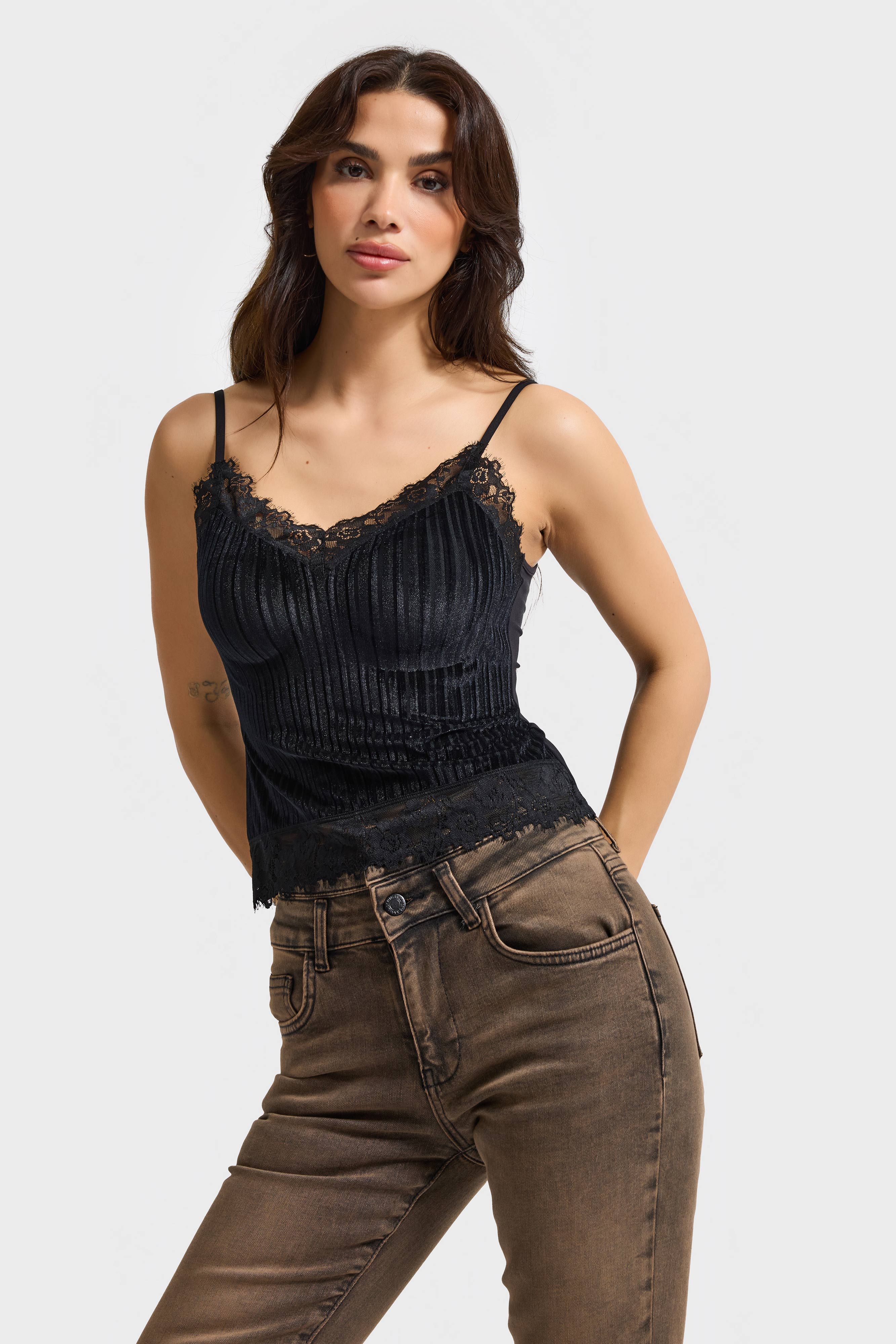 Kadın Siyah Renk İnce Askılı Pedli Dantel Detaylı Tasarım Büstiyer Bluz