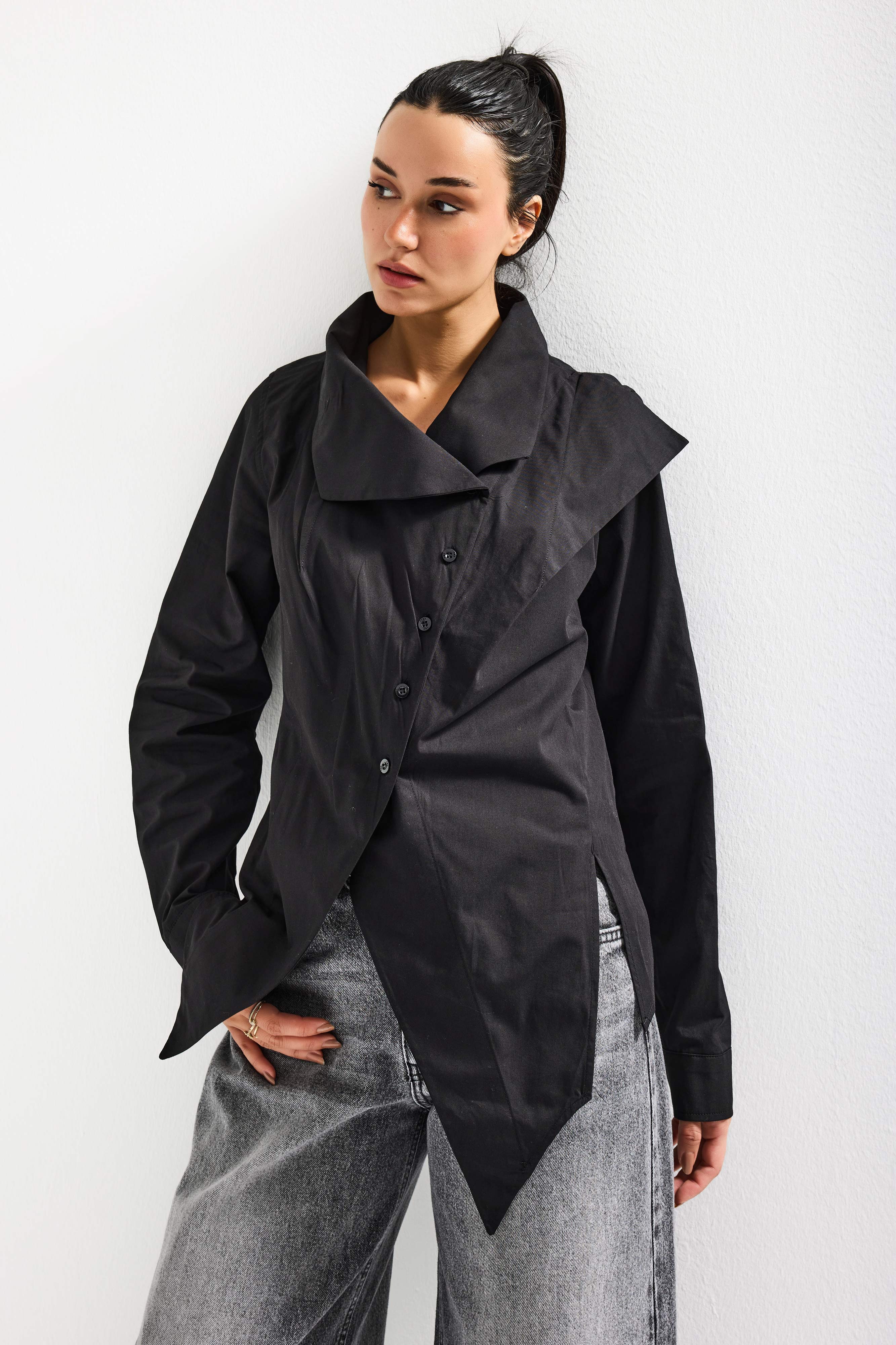 Kadın Siyah Renk Regular Fit Özel Yaka Detaylı Tasarım Gömlek