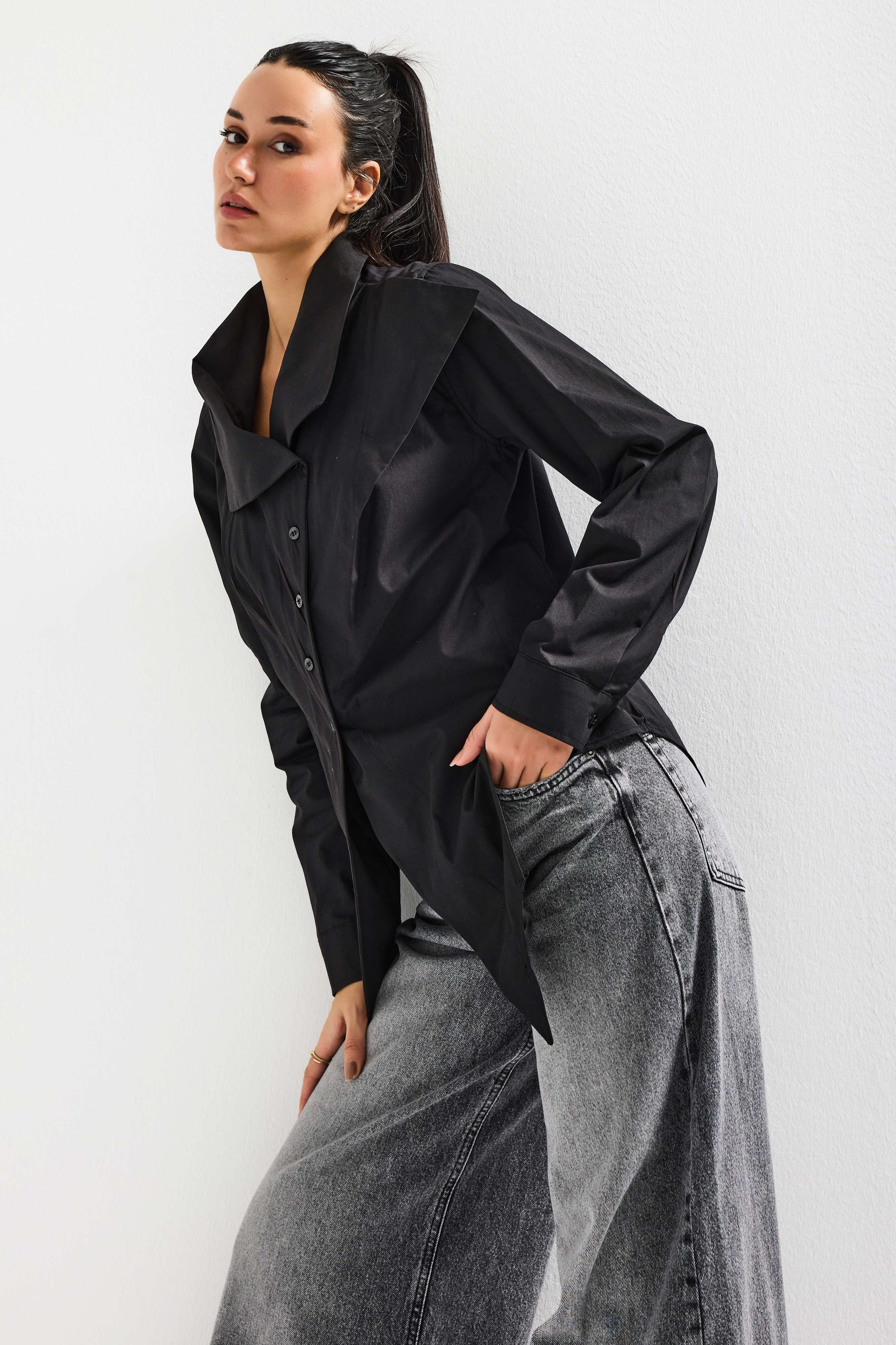 Kadın Siyah Renk Regular Fit Özel Yaka Detaylı Tasarım Gömlek