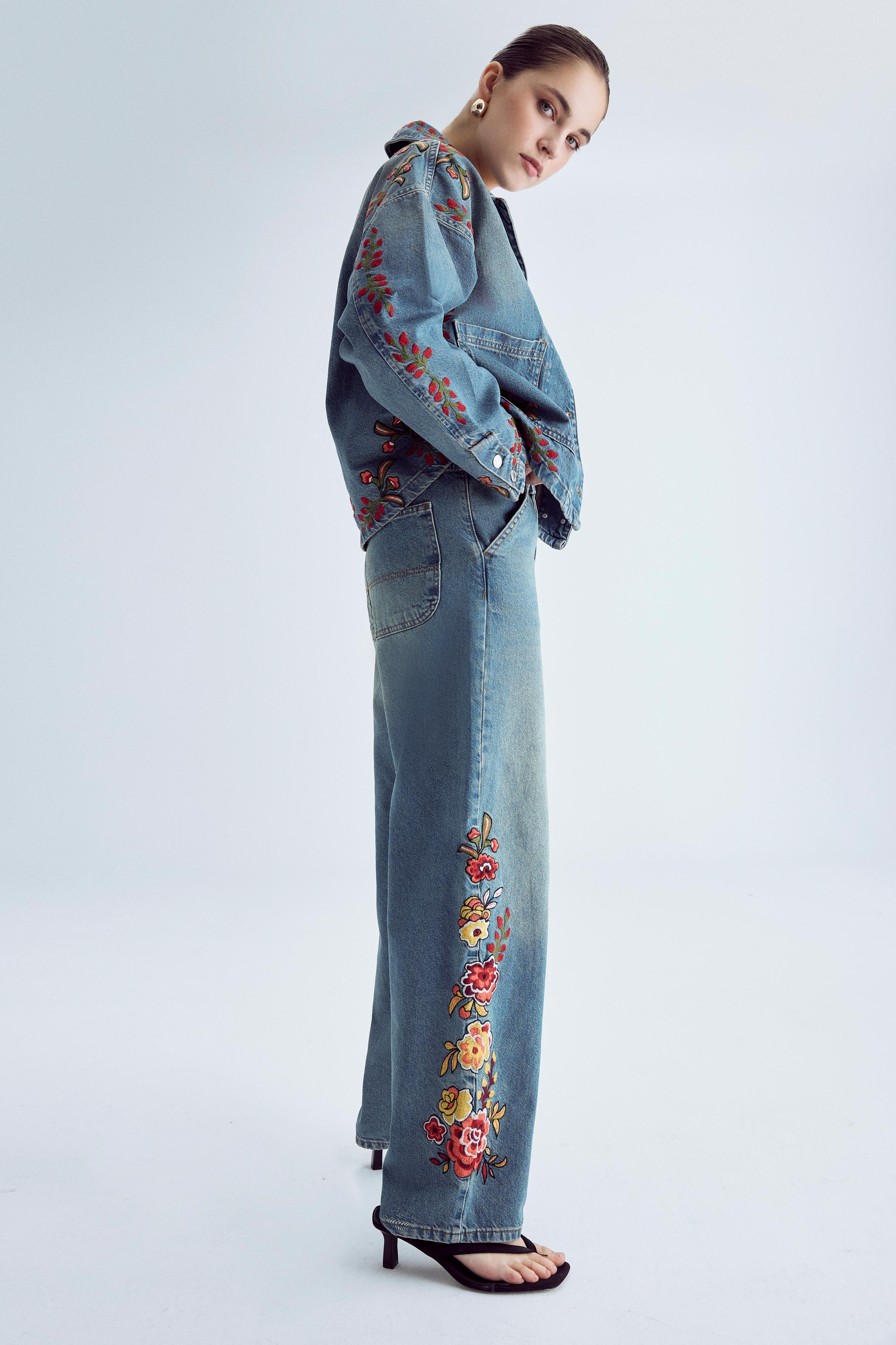 Женские джинсы T.Jeans Color 2S566 с цветочной вышивкой, приталенный крой, джинсовая ткань