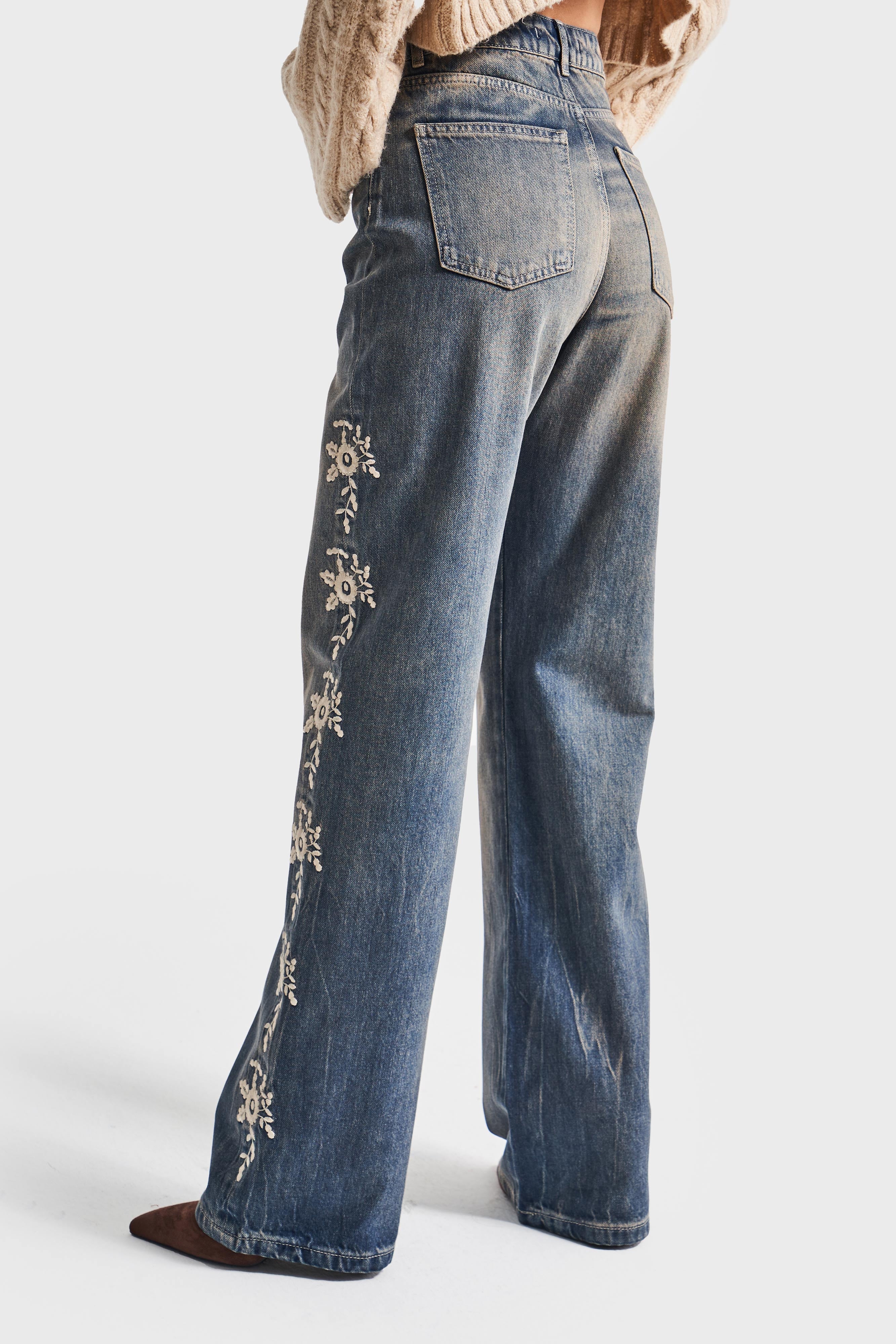 Kadın T.Kot Rengi 4w5-32 Straight Fit Yüksek Bel İç Boy 80cm Ekru Çiçek Nakışlı Tasarım Denim Jean