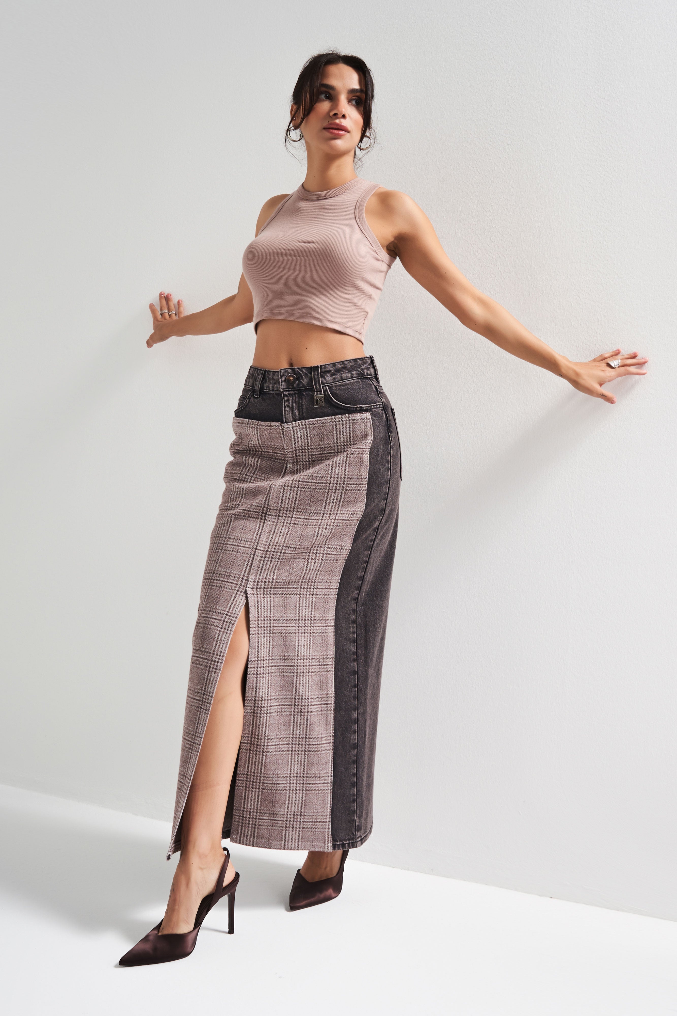 Kadın Taşlanmış Koyu Kot Rengi 4w5-143 Denim Dokuma Parçalı Kumaş Maxi Boy Yırtmaçlı Özel Tasarım Etek