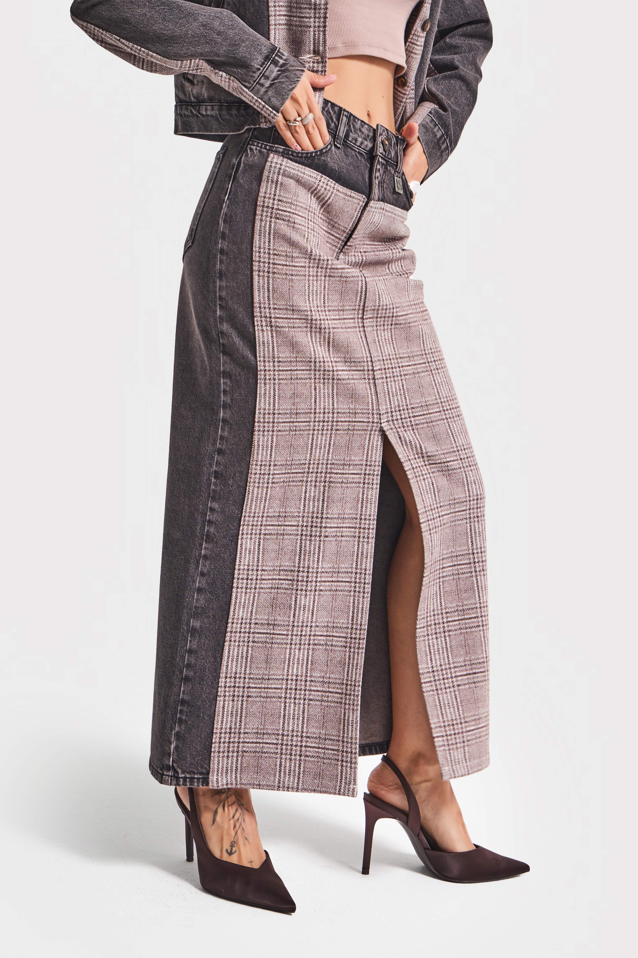 Kadın Taşlanmış Koyu Kot Rengi 4w5-143 Denim Dokuma Parçalı Kumaş Maxi Boy Yırtmaçlı Özel Tasarım Etek