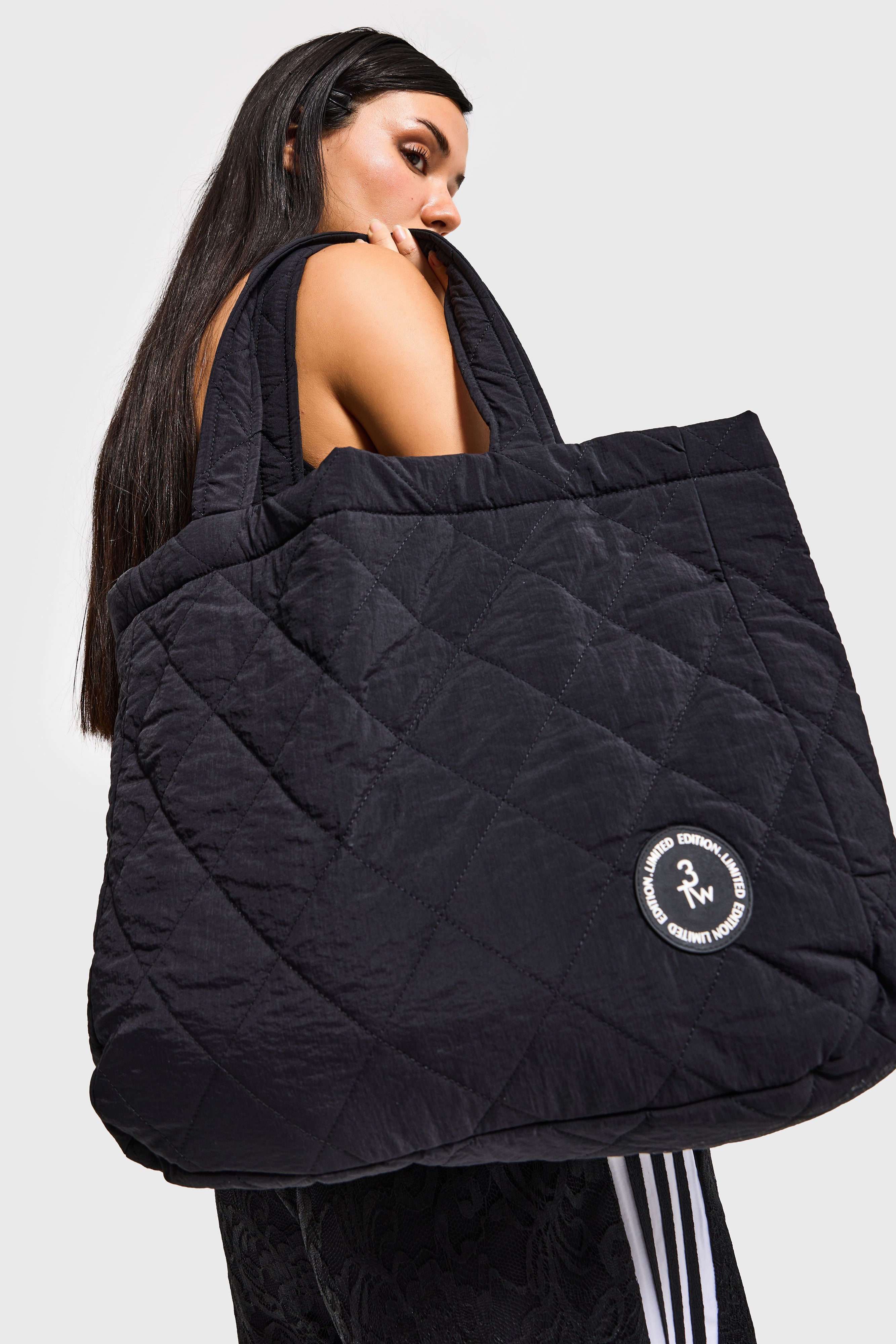 Siyah Renk Baklava Desenli Askılı Özel Tasarım Çanta