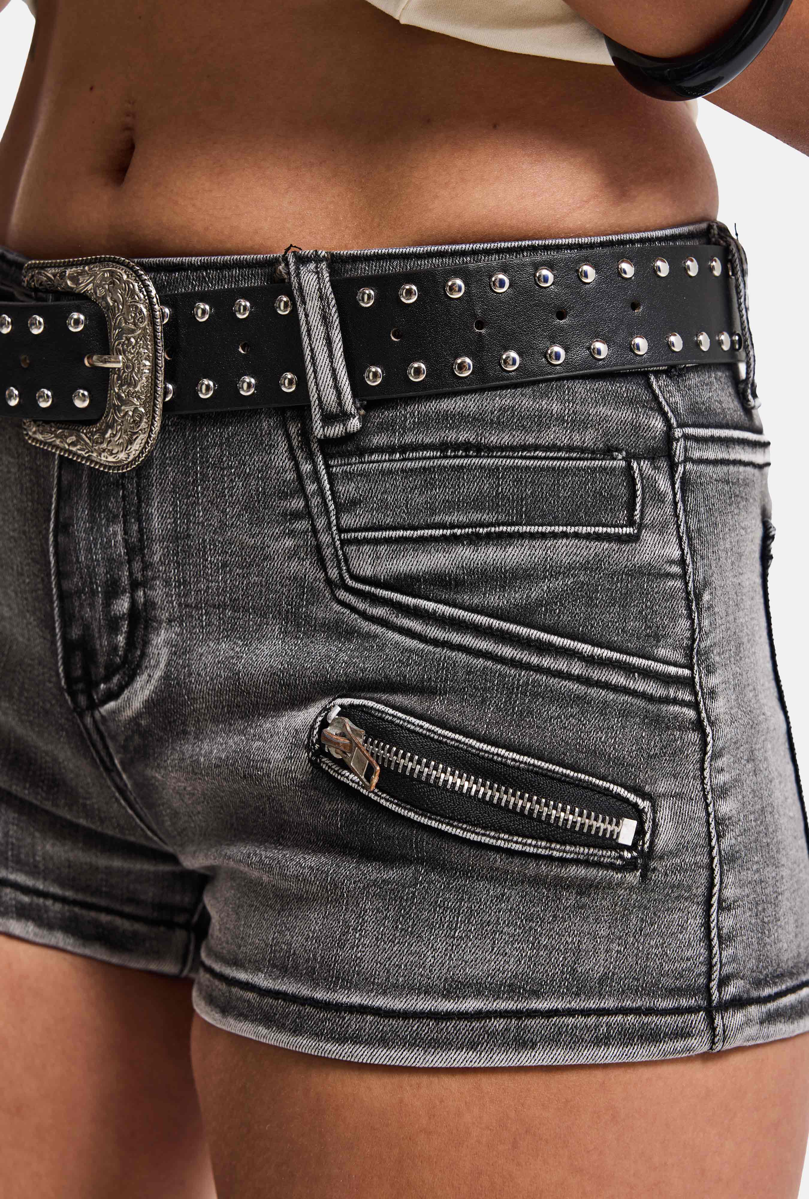 Kadın Koyu Füme Mini Kemer Dahil Özel Tasarım Denim Şort