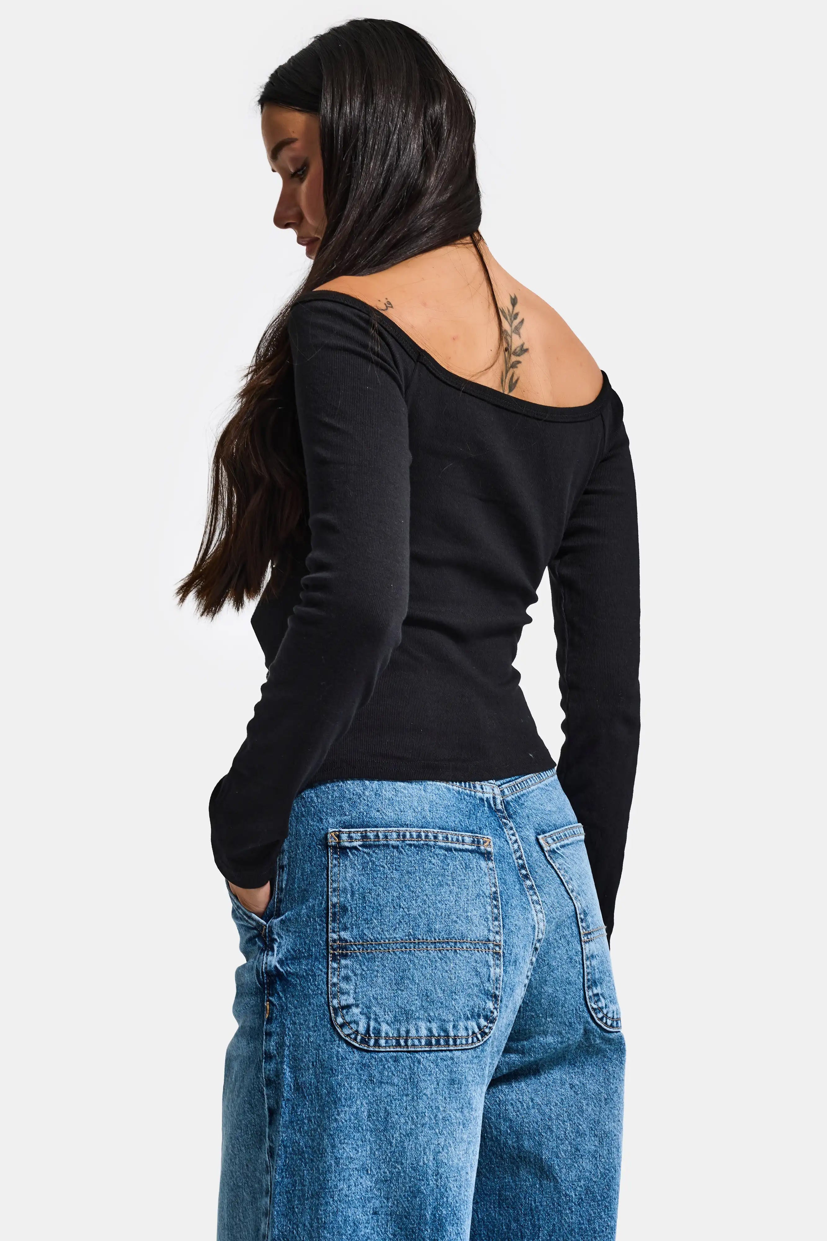 Kadın Siyah w5 Agraf Detaylı Omzu Açık Özel Tasarım Crop Top