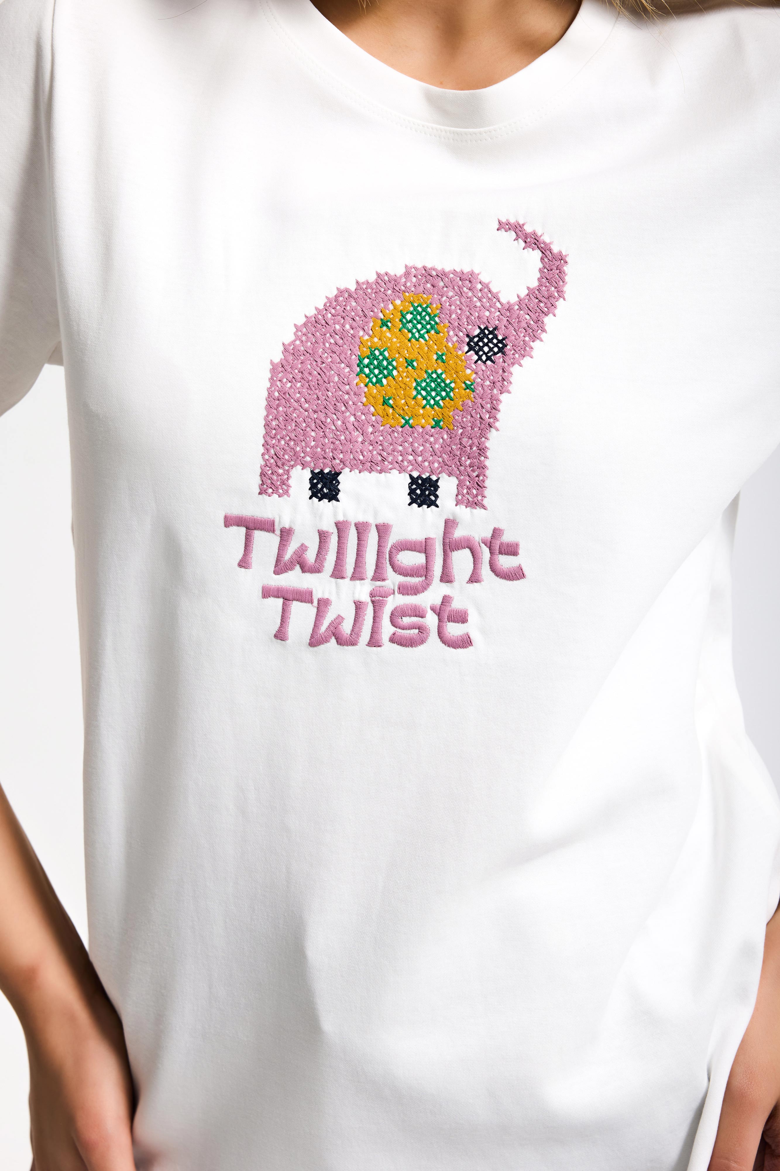 Kadın Beyaz Renk w5 Nakış Detaylı Oversize Tasarım T-Shirt