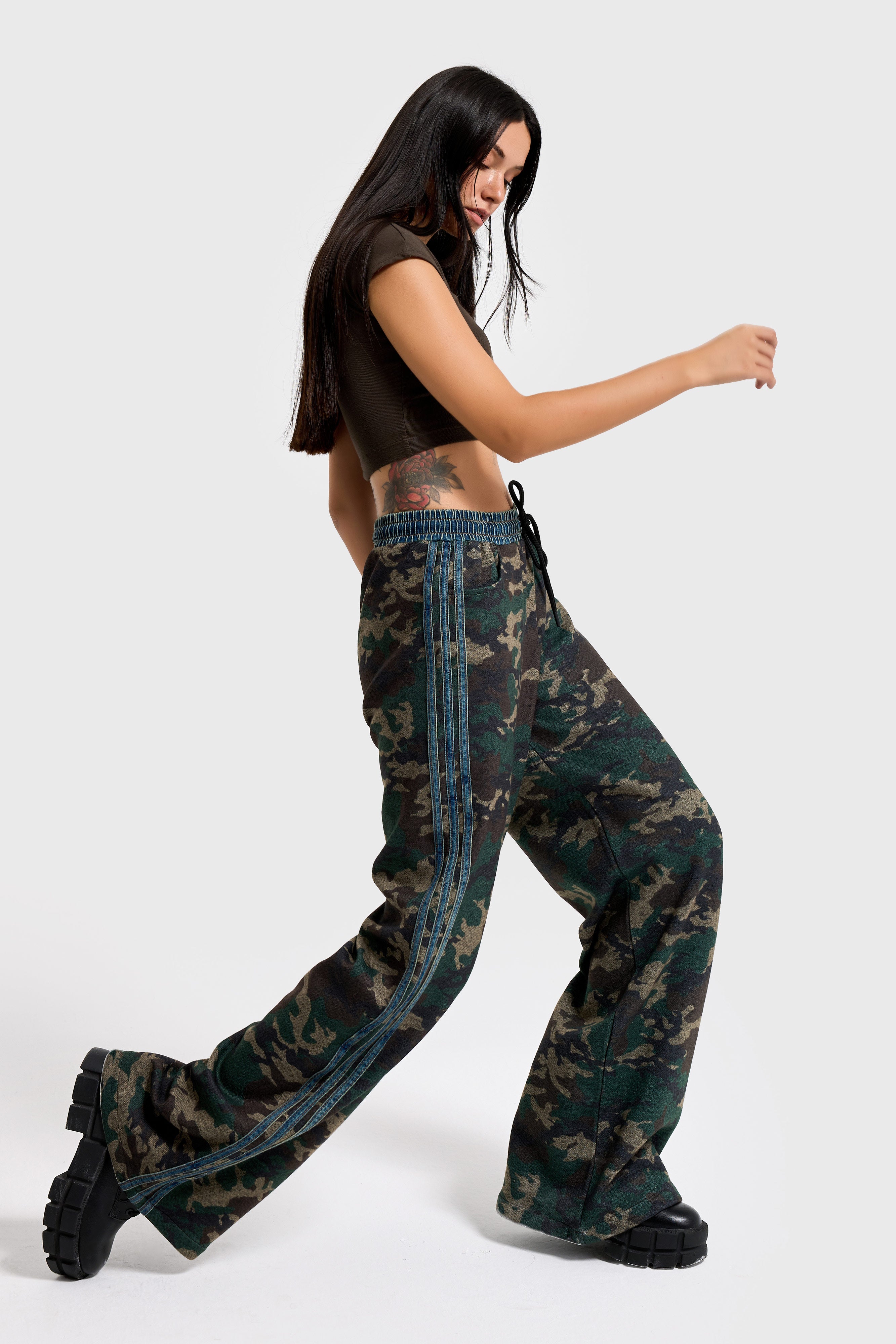 Kadın Kamuflaj Renk Palazzo Fit Şerit Detaylı Özel Tasarım Pantolon