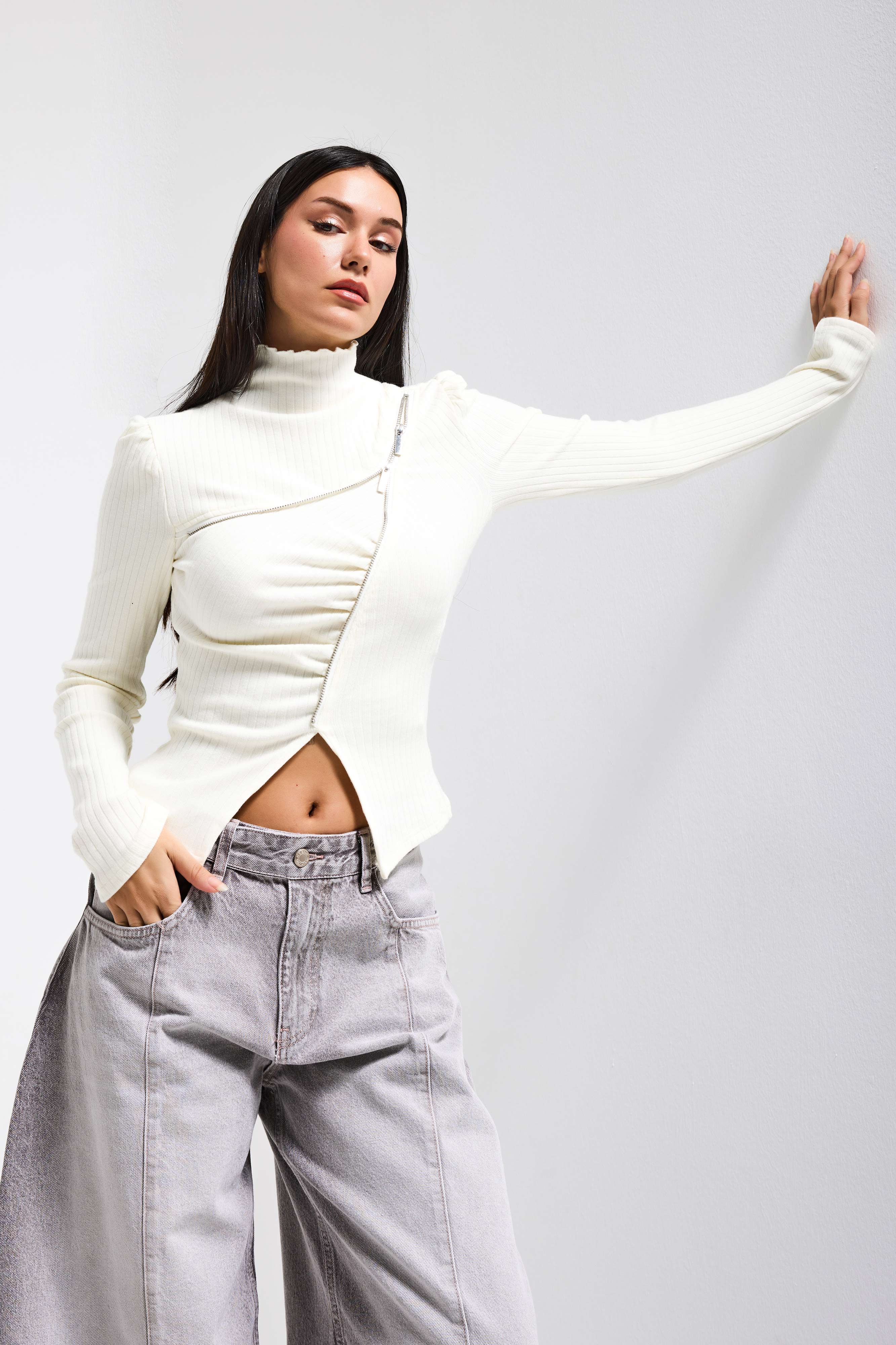 Kadın Beyaz w5 Asimetrik Kesim Fermuar Detaylı Özel Tasarım Crop Top