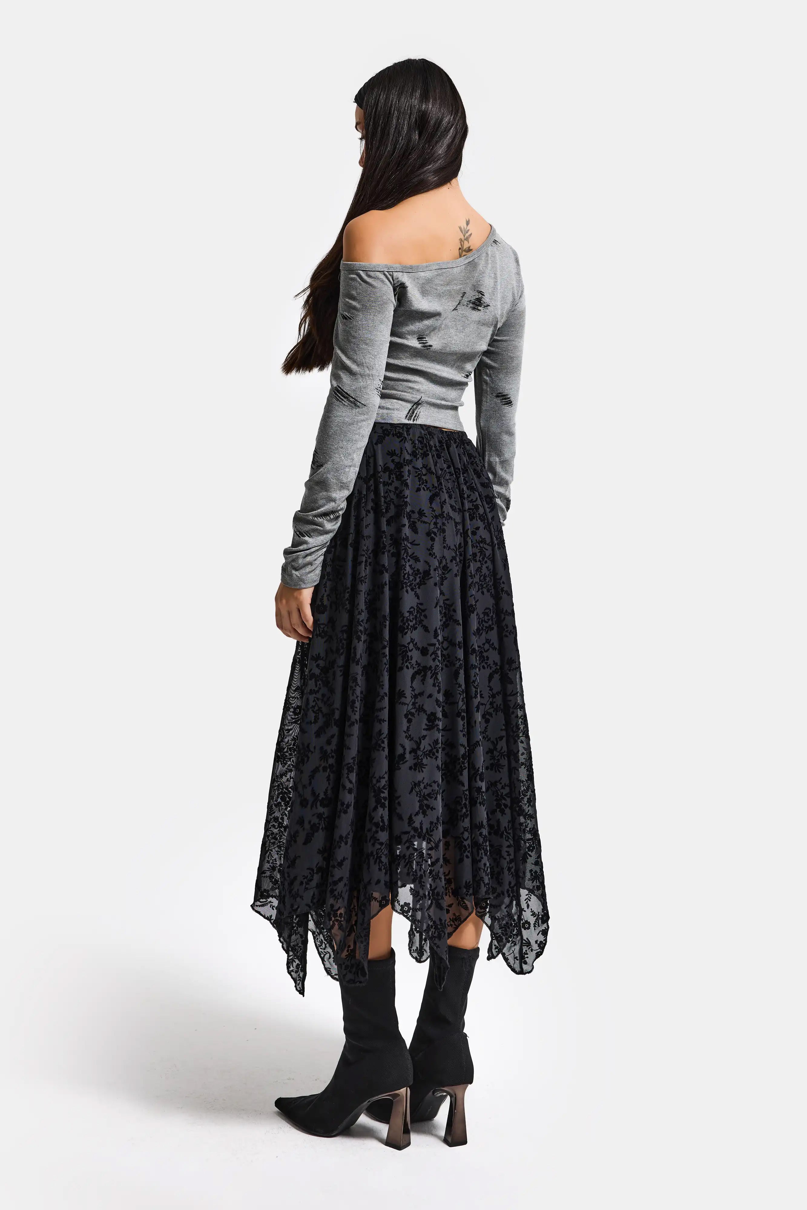 Kadın Gri w5 Omzu Açık Parça Detaylı Özel Tasarım Bluz