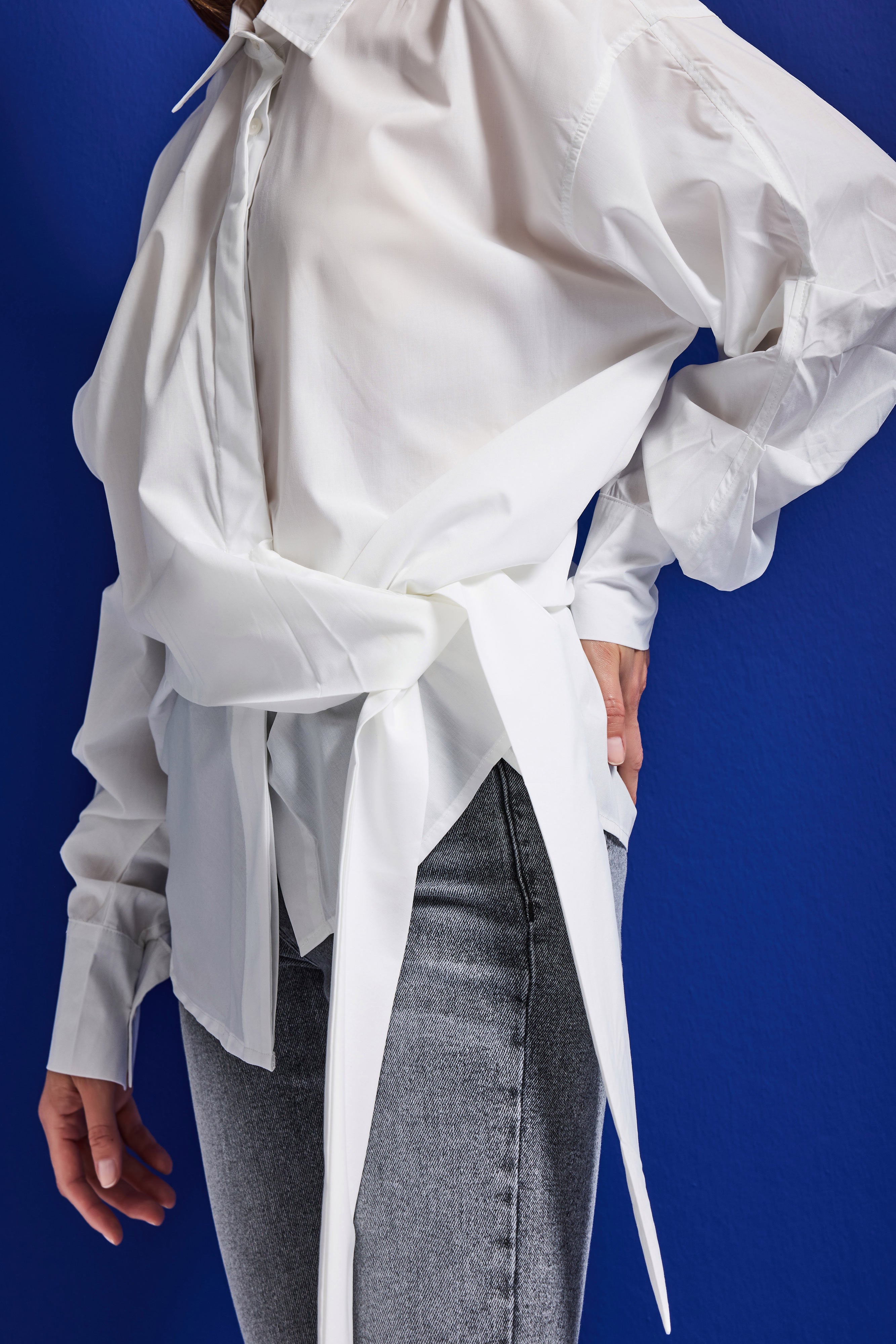 2Kadın Beyaz w5 Oversize Kemer Detaylı Özel Kumaş Tasarım Gömlek