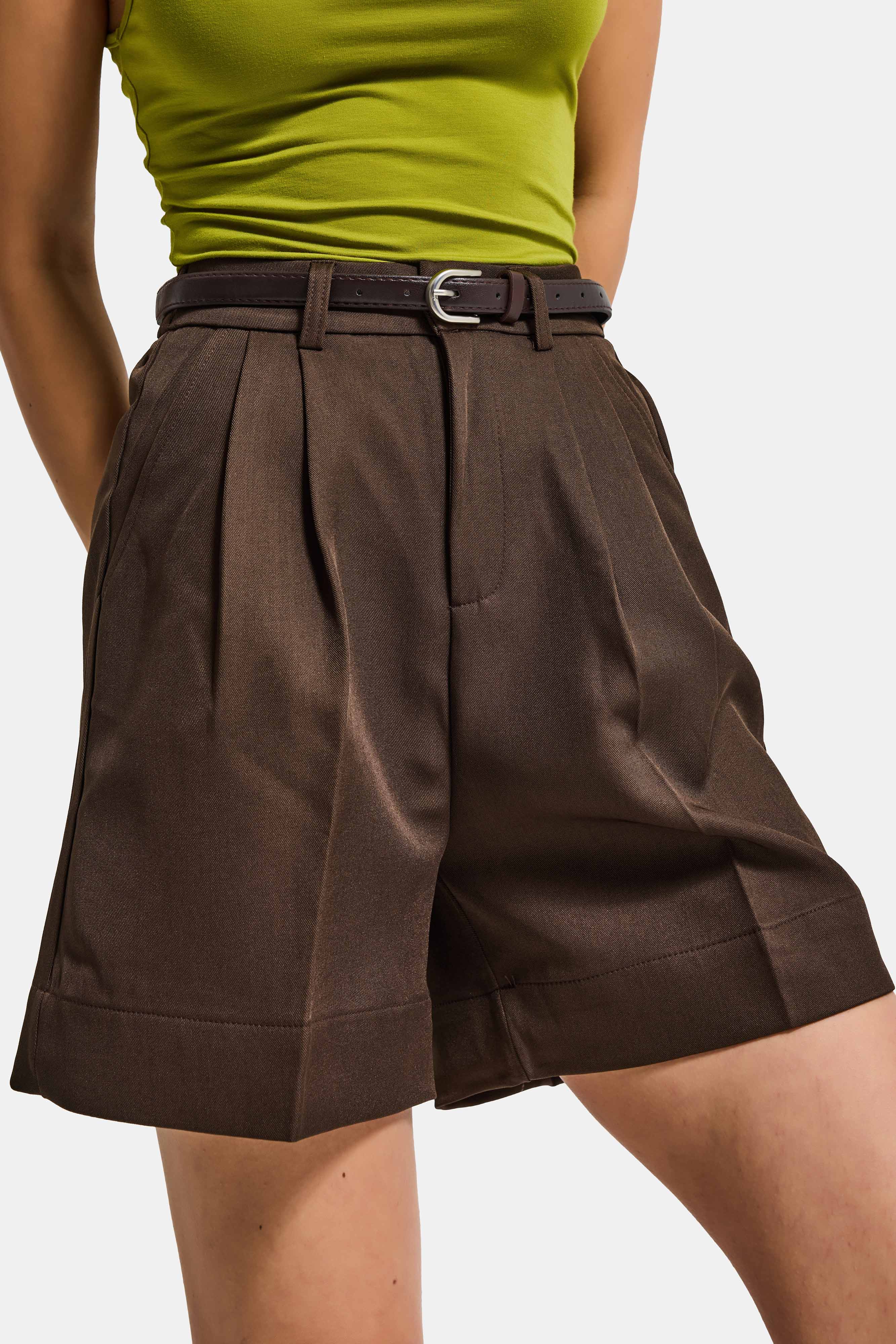 Kadın Kahve w5 Kemerli Pileli Organik Koton Kumaş Midi Boy Şort