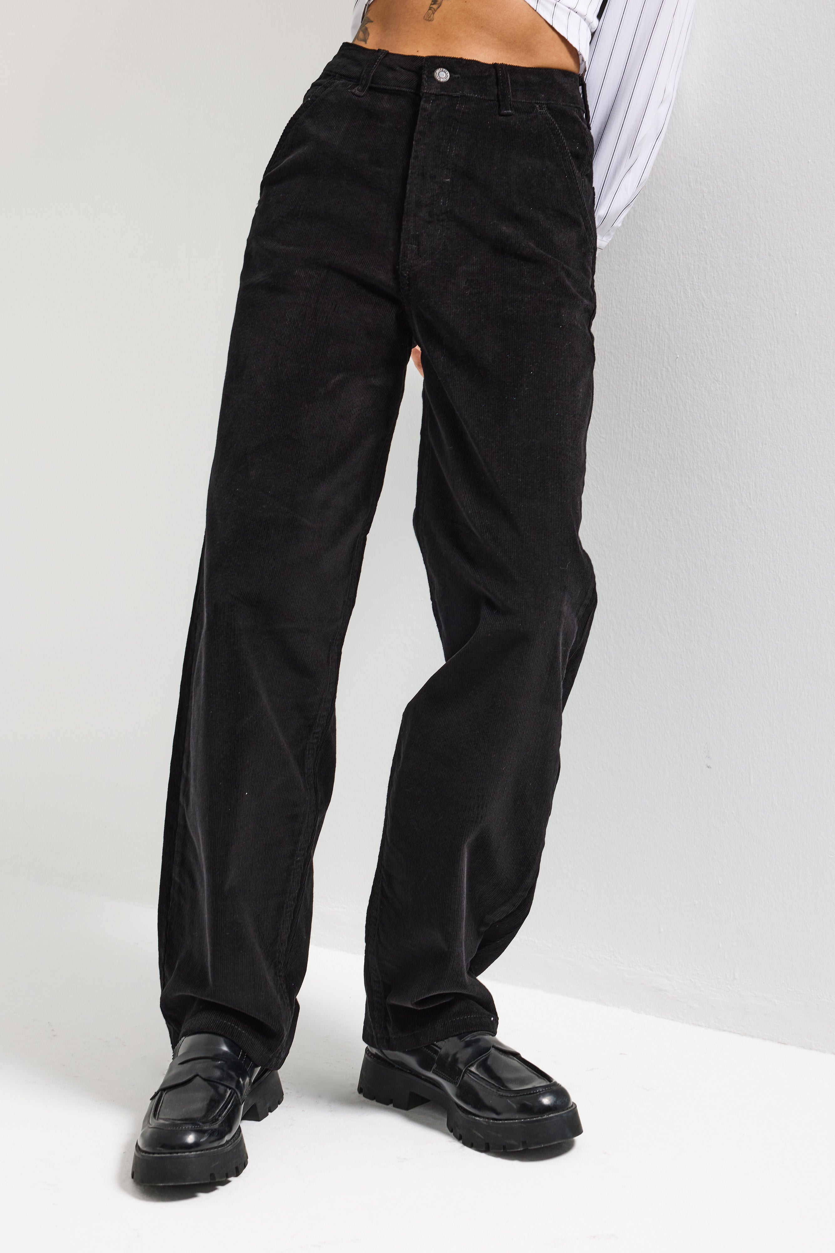 Kadın Siyah Renk 26w41 İnce Fitilli Kadife Kumaş Skater Fit Pantolon