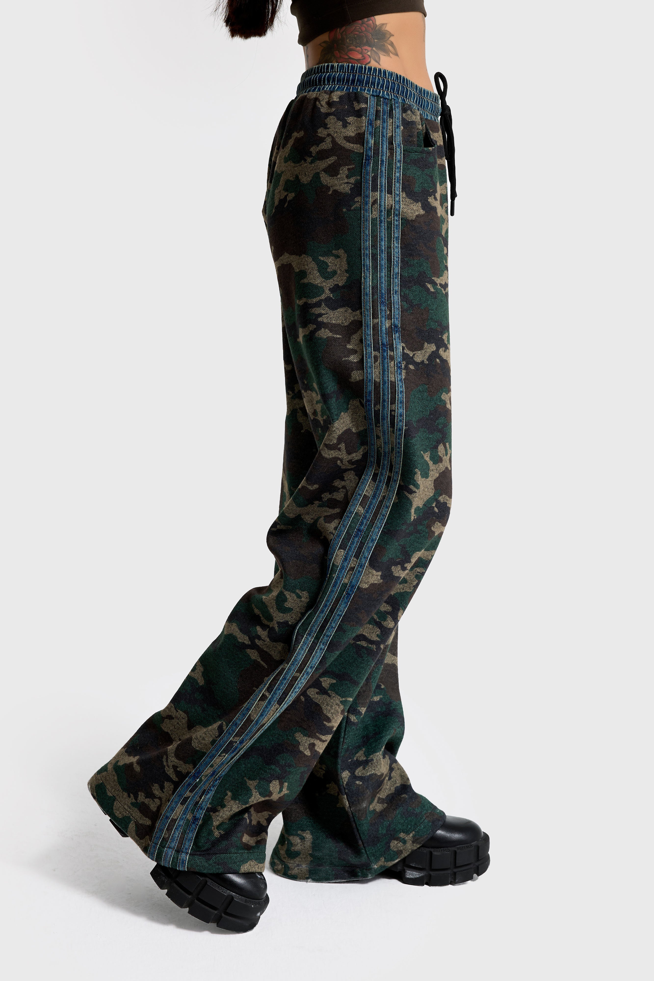 Kadın Kamuflaj Renk Palazzo Fit Şerit Detaylı Özel Tasarım Pantolon