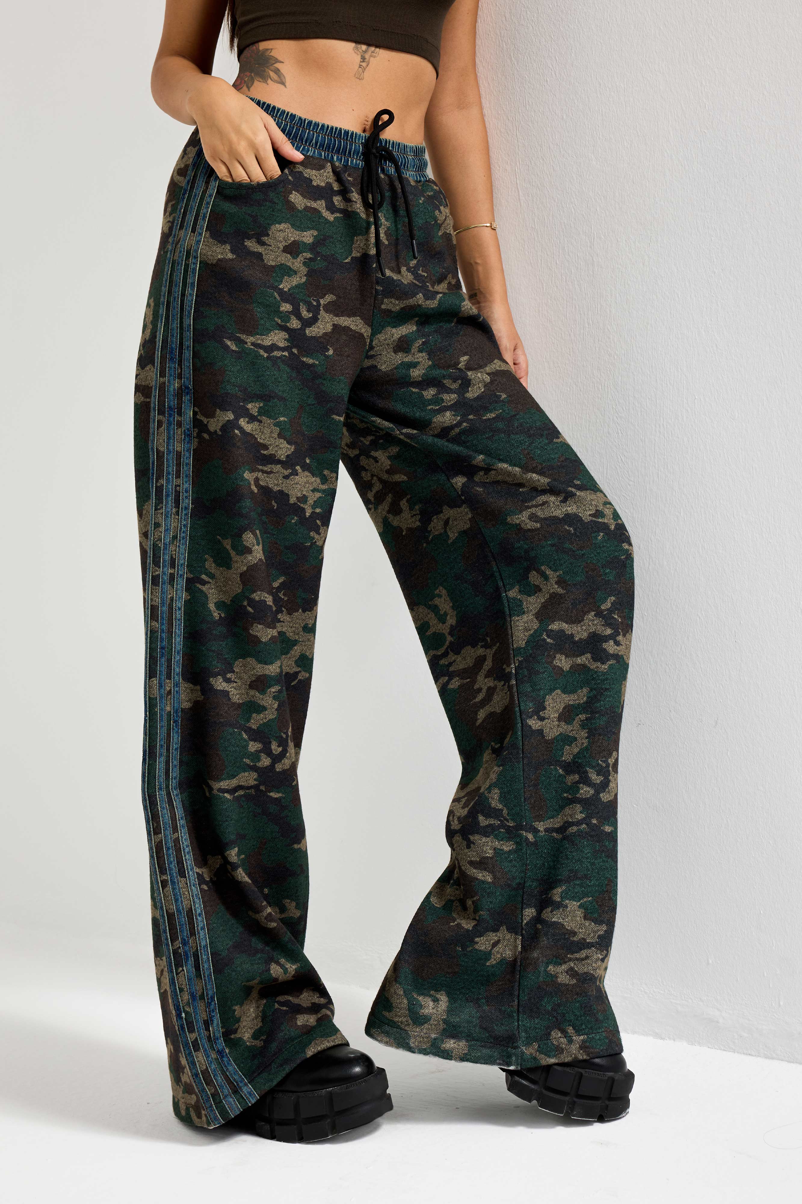 Kadın Kamuflaj Renk Palazzo Fit Şerit Detaylı Özel Tasarım Pantolon