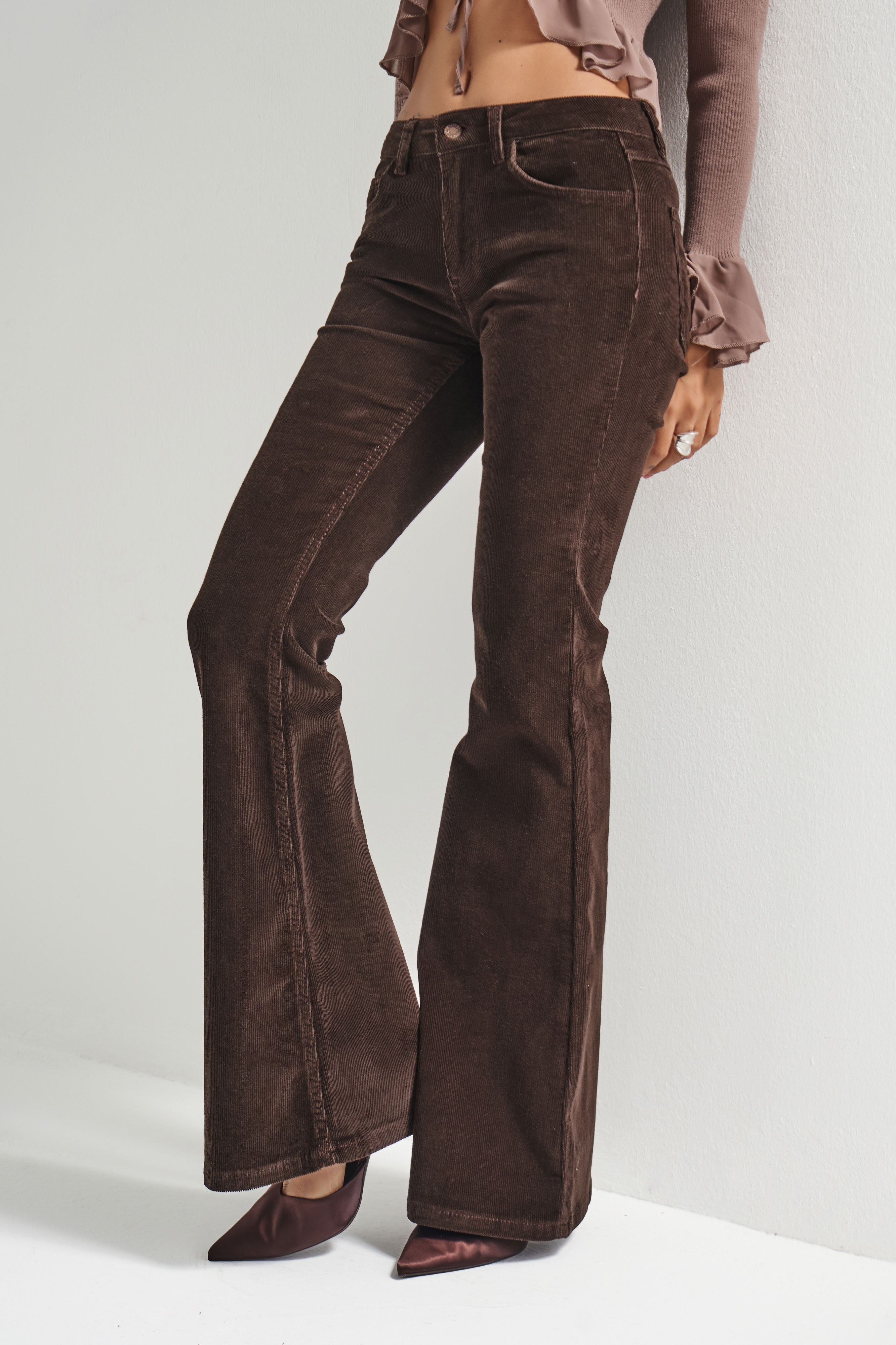 Kadın Koyu Kahverengi 26w5-136 Low Waist Flare Fit İnce Fitilli Velvet Kadife Kumaş Pantolon